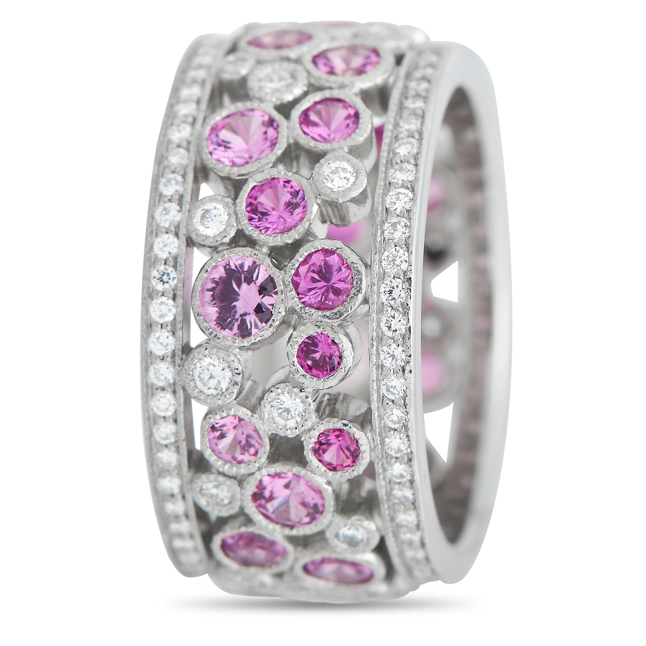 Diese atemberaubende Tiffany & Co. Der Ring aus Kopfsteinpflaster verleiht jedem Ensemble Eleganz und Farbe. Die verschlungene Platinfassung dieses Schmuckstücks ist 10 mm breit und setzt funkelnde Diamanten mit einem Gesamtgewicht von 1,87 Karat