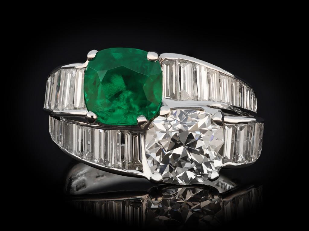 Tiffany & Co. Colombian Emerald and Diamond Crossover Ring, American, circa 1930 In Good Condition For Sale In London, GB