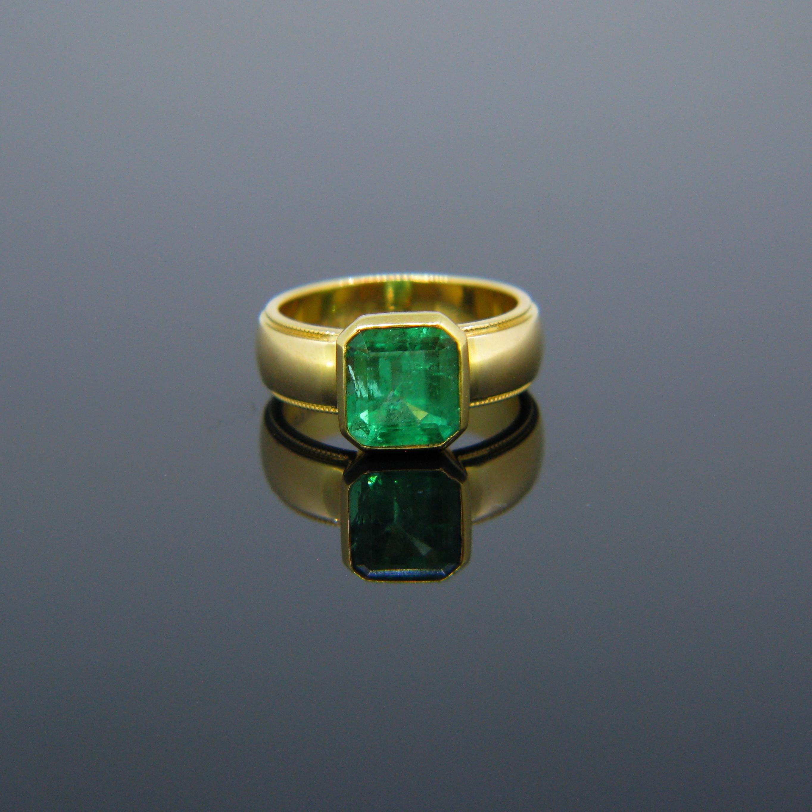 This ring is made in 18kt yellow gold. It is set with a beautiful emerald from Colombia, it weighs around 2.70ct. The gold is smooth and shiny. It is in excellent condition. The ring is signed inside by the famous American jeweller TIFFANY&CO. It is