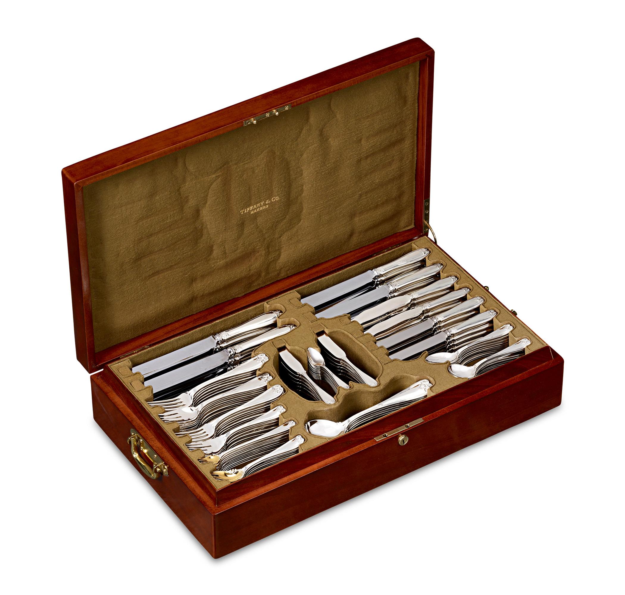 Couverts en argent pour 12 personnes
Tiffany & Co.

Ce magnifique service de couverts pour 12 personnes en argent sterling de 180 pièces de Tiffany & Co. est réalisé dans le distingué motif Coloni. L'un des motifs les plus classiques de Tiffany,