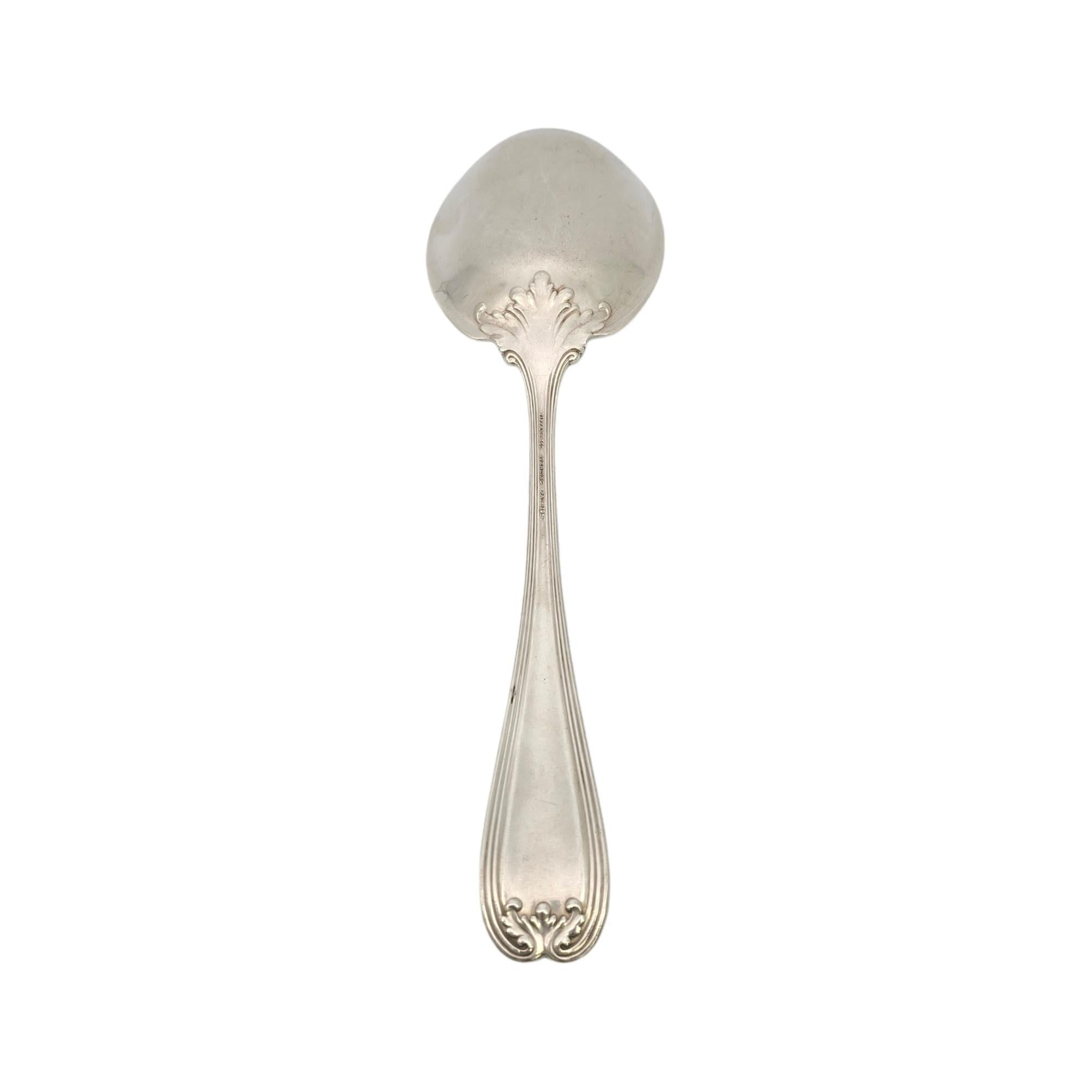 Cucchiaio da portata in argento sterling con bacche di Tiffany & Co. con motivo Colonial e monogramma.

Il Monogram sembra essere HFF

Un grande cucchiaio da portata nel modello Colonial, disegnato da Paulding Farnham nel 1895, presenta un semplice