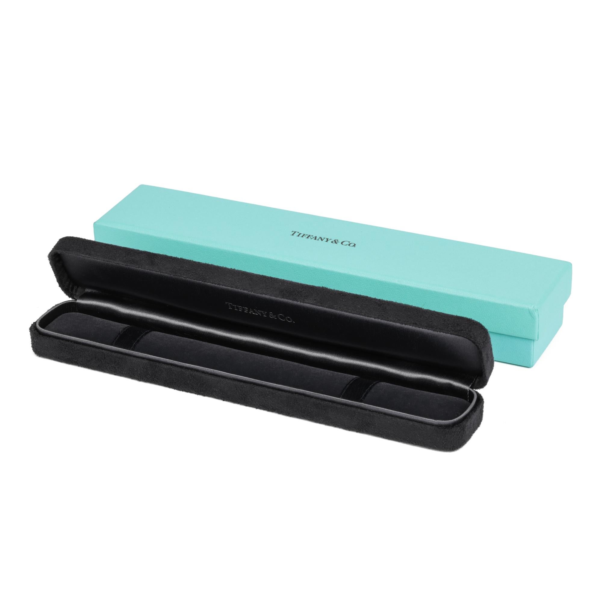UVP	£3,900
ITEM-ZUSTAND	Gut
HERSTELLER	Tiffany & Co.
MODELL	Elsa Peretti
MODELLBEZUG	60161136
GENDER	Frauen
BEGLEITET VON	Tiffany-Box
ARMBANDBREITE	0,5 mm
LÄNGE DES ARMBANDS	18.5cm
GESAMTGEWICHT	2g
PRIMÄRSTEINMENGE	5
KARATGEWICHT DES