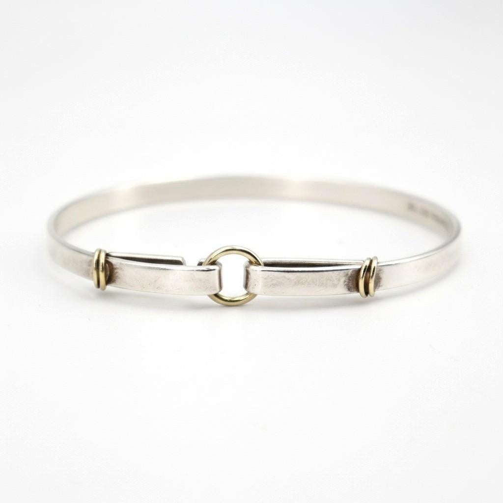 TIFFANY & CO. Bracciale con gancio combinato in oro giallo 18k e argento sterling In condizioni buone in vendita a Aventura, FL