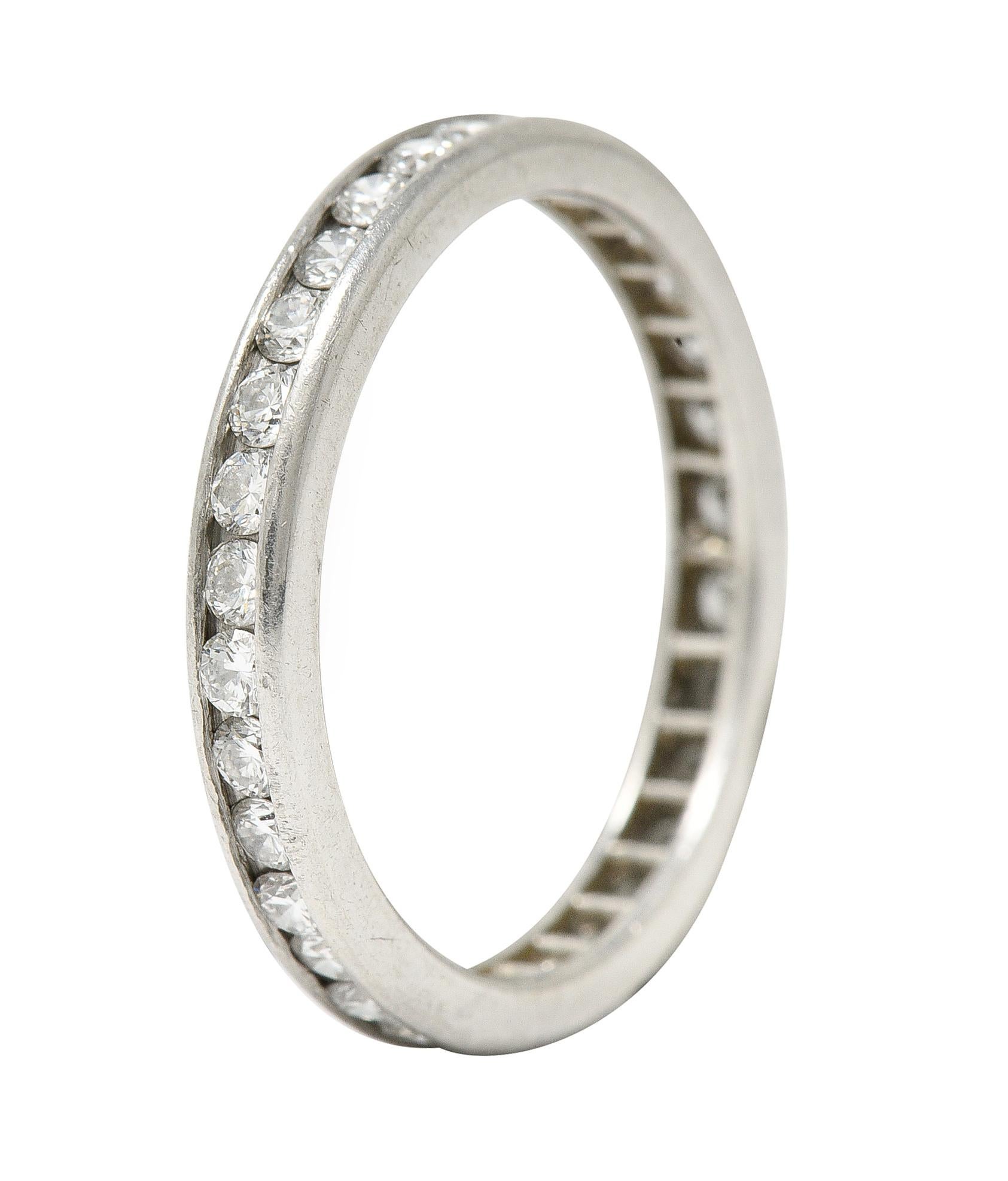 Les diamants ronds de taille brillant sont sertis en canal sur tout le pourtour. Pesant environ 0.90 carat au total. Couleur G/H avec clarté VS, avec finition polie, estampillé pour le platine. Numérotée et signée pour Tiffany & Co. Circa : 2000's.