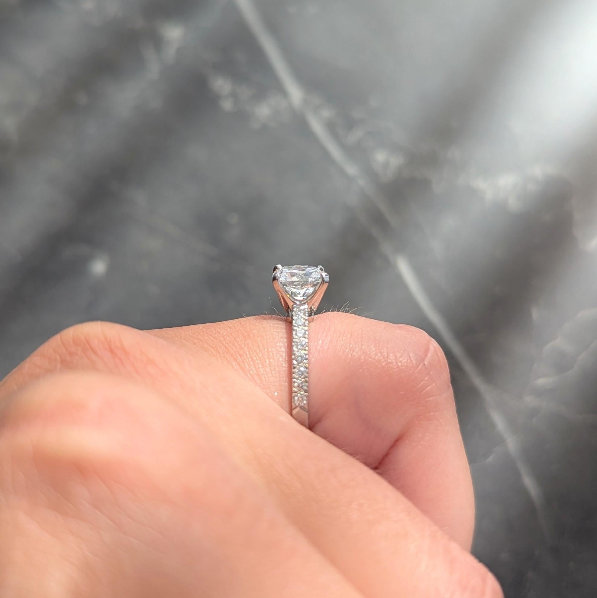 Tiffany & Co. Anello di fidanzamento contemporaneo in platino con diamante a cuscino da 1,59 CTW in vendita 10