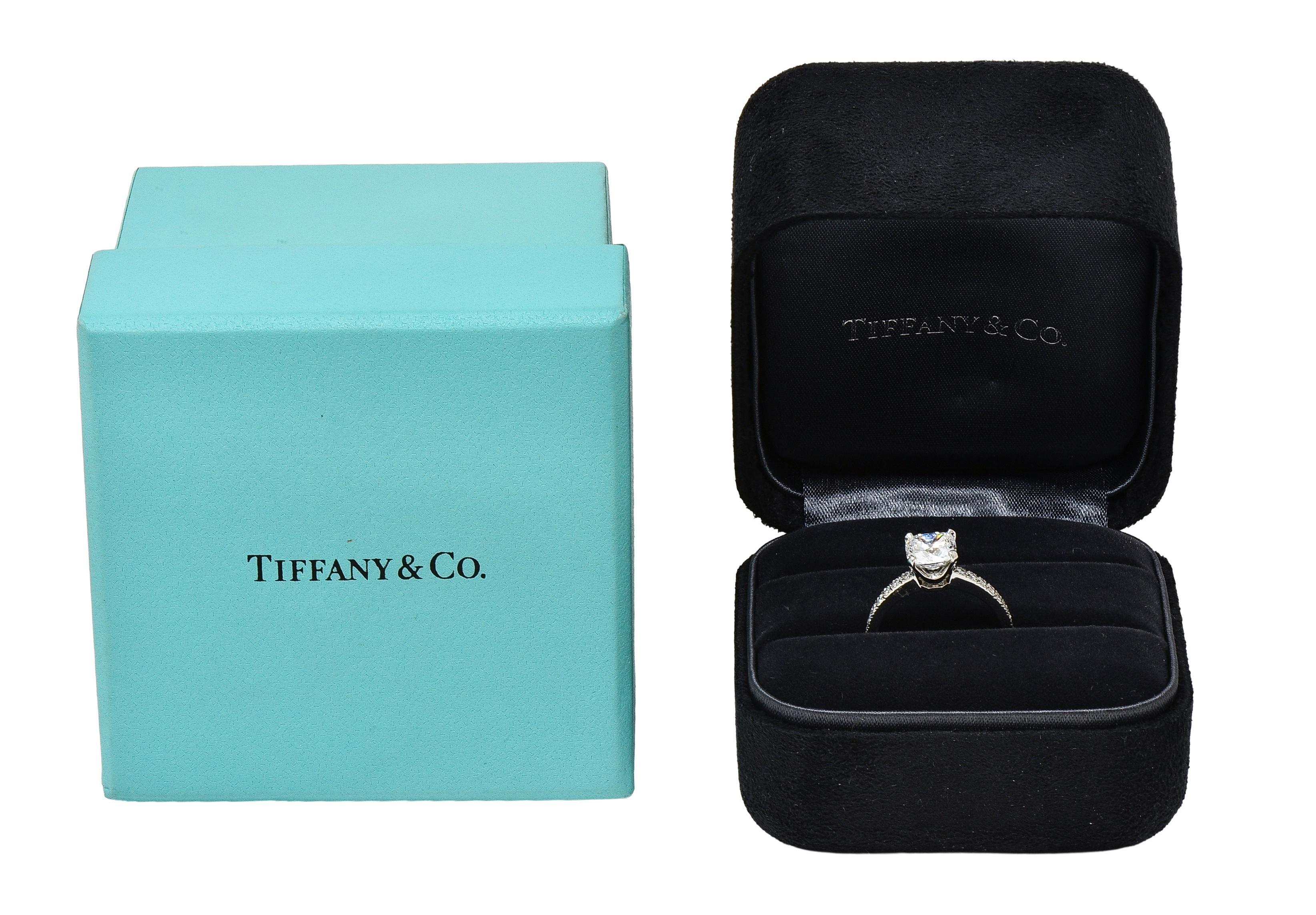 Contemporaneo Tiffany & Co. Anello di fidanzamento contemporaneo in platino con diamante a cuscino da 1,59 CTW in vendita