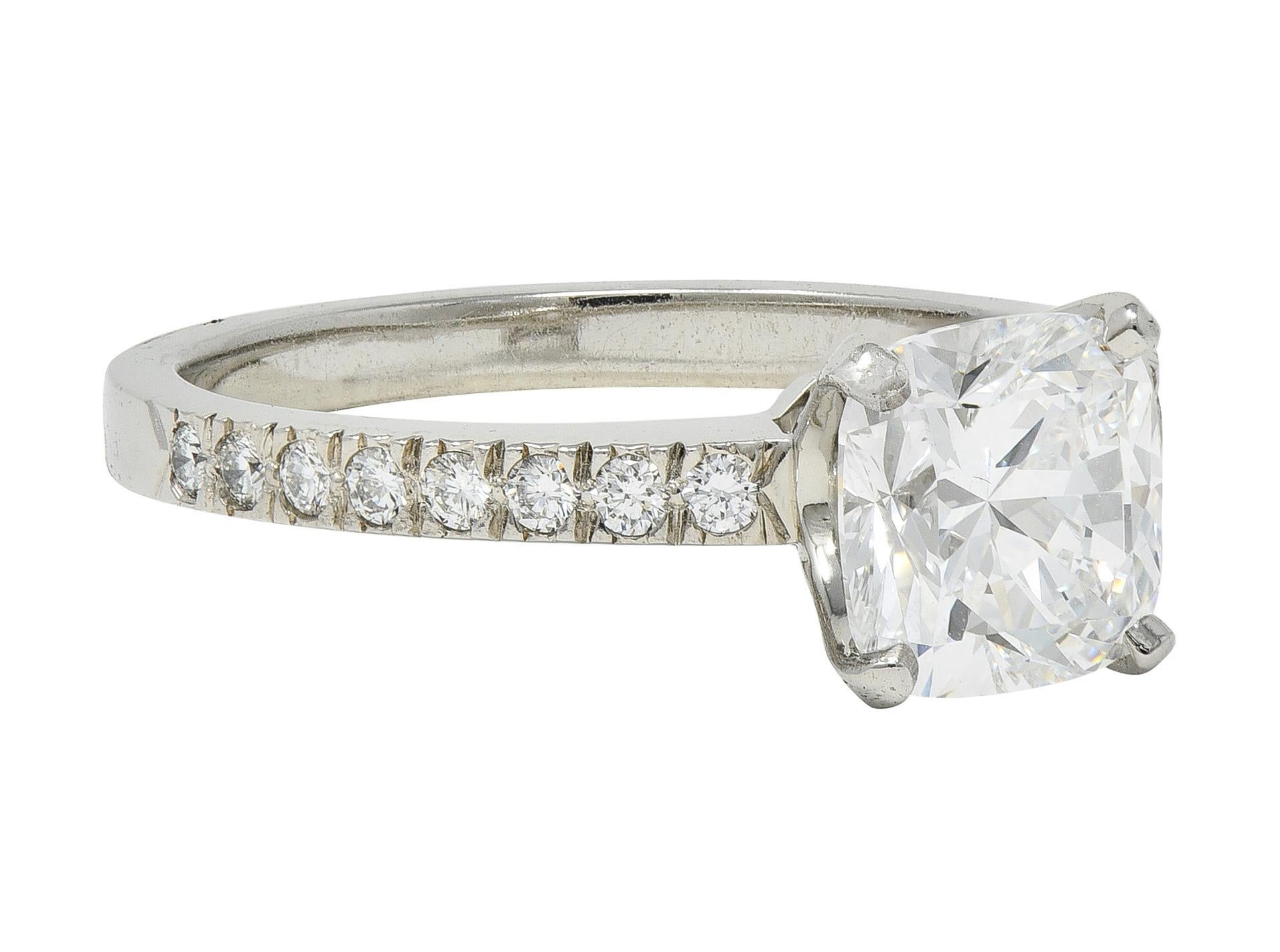 Tiffany & Co. Anello di fidanzamento contemporaneo in platino con diamante a cuscino da 1,59 CTW In condizioni ottime in vendita a Philadelphia, PA