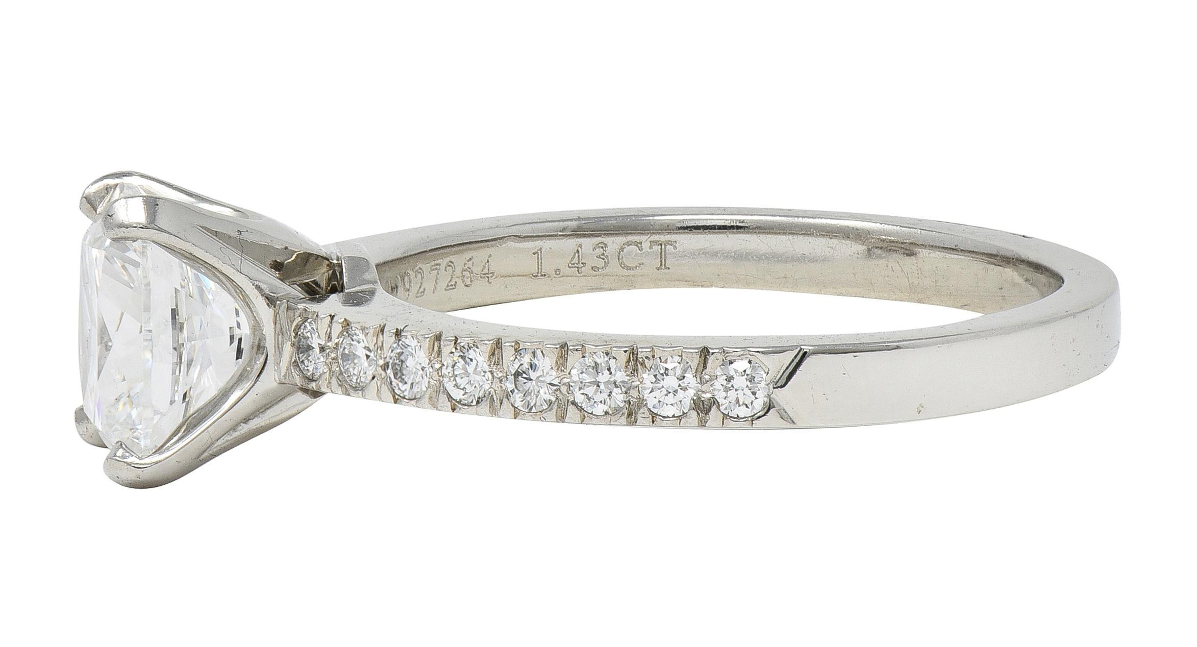 Tiffany & Co. Anello di fidanzamento contemporaneo in platino con diamante a cuscino da 1,59 CTW in vendita 2