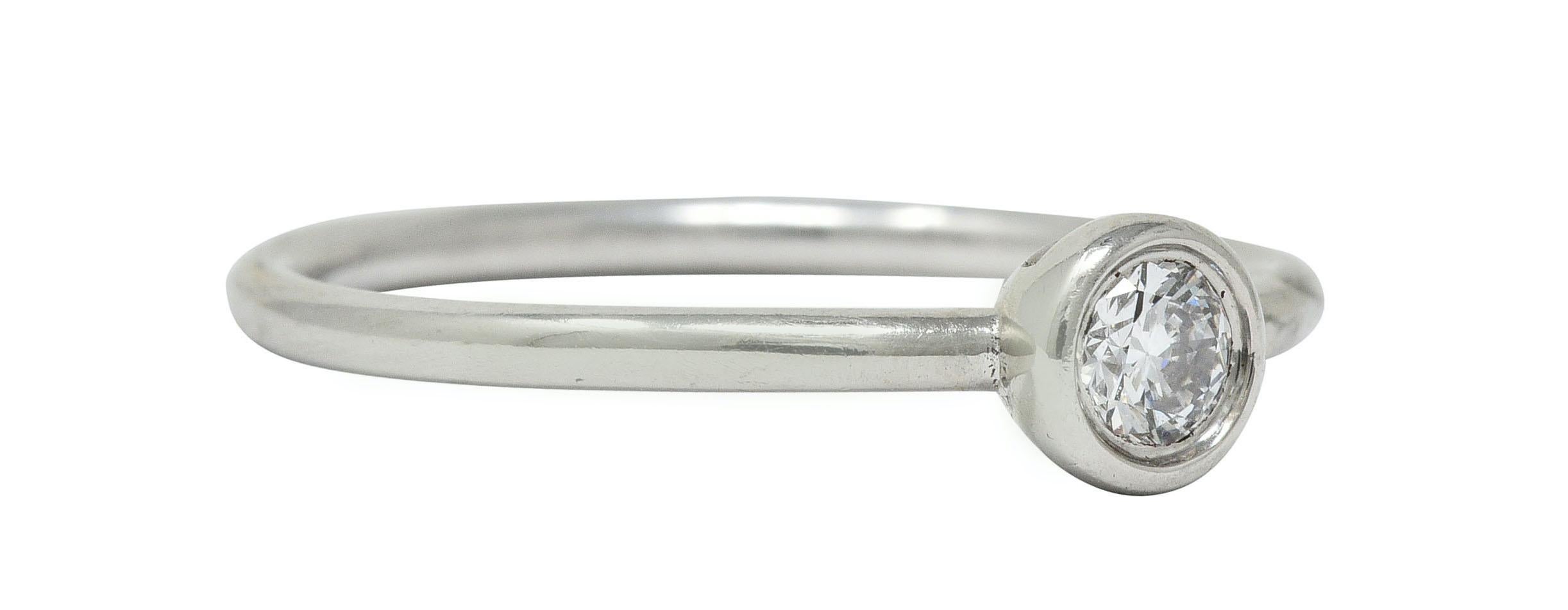 Schlanker Ring mit einem runden Diamanten im Brillantschliff in der Mitte der Lünette

Mit einem Gewicht von etwa 0,15 Karat, Farbe G/H und Reinheit VS

Vollständig signiert Tiffany & Co.

PT950 für Platin gestempelt

Aus der zeitgenössischen