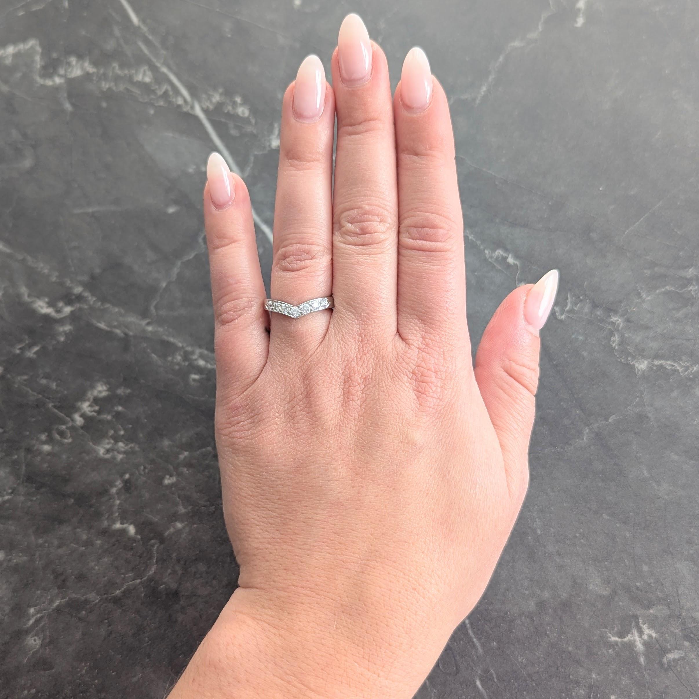 Entworfen als Weißgoldband mit gespiegelten Chevron-Formen am oberen und unteren Ende
Vorderseite mit runden Diamanten im Brillantschliff besetzt
Mit einem Gesamtgewicht von etwa 0,35 Karat
Farbe G mit Klarheit VS2
Mit hochglanzpolierter