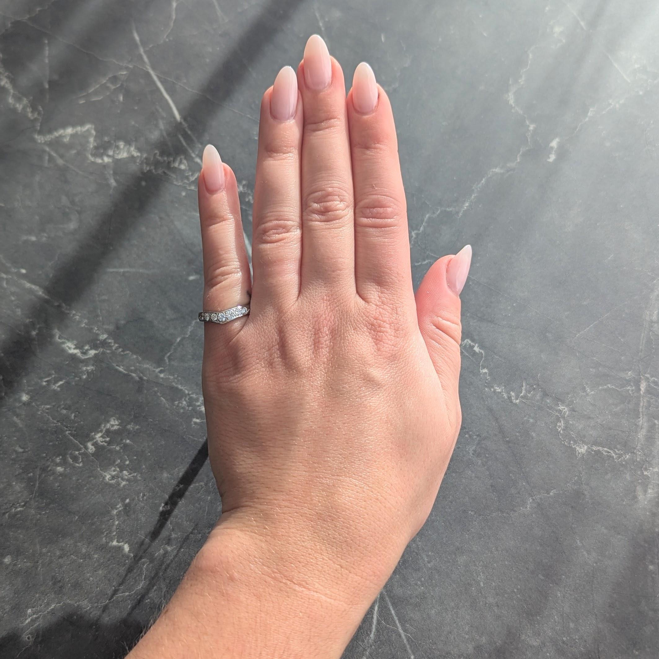 Whiting : bracelet en or blanc avec des chevrons en miroir en haut et en bas.
Serti sur le devant de diamants ronds de taille brillant.
D'un poids total d'environ 0,35 carat
Couleur G et clarté VS2
Avec finition polie
Estampillé pour le