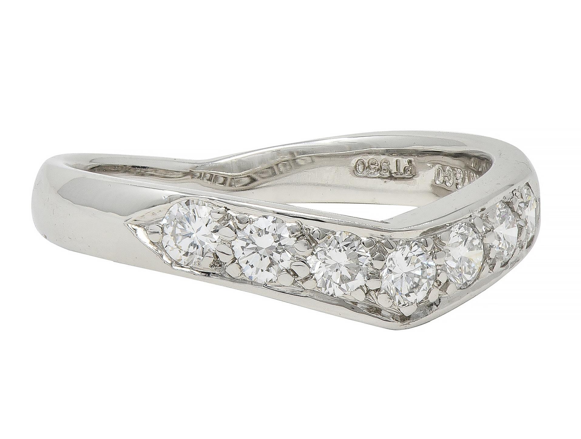 Contemporain Tiffany & Co. Bague en V contemporaine en platine avec diamants et chevrons en vente