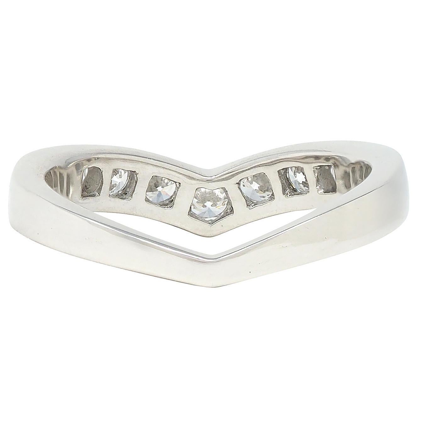 Tiffany & Co. Zeitgenössischer Diamant Platin Chevron V Band Ring (Brillantschliff) im Angebot