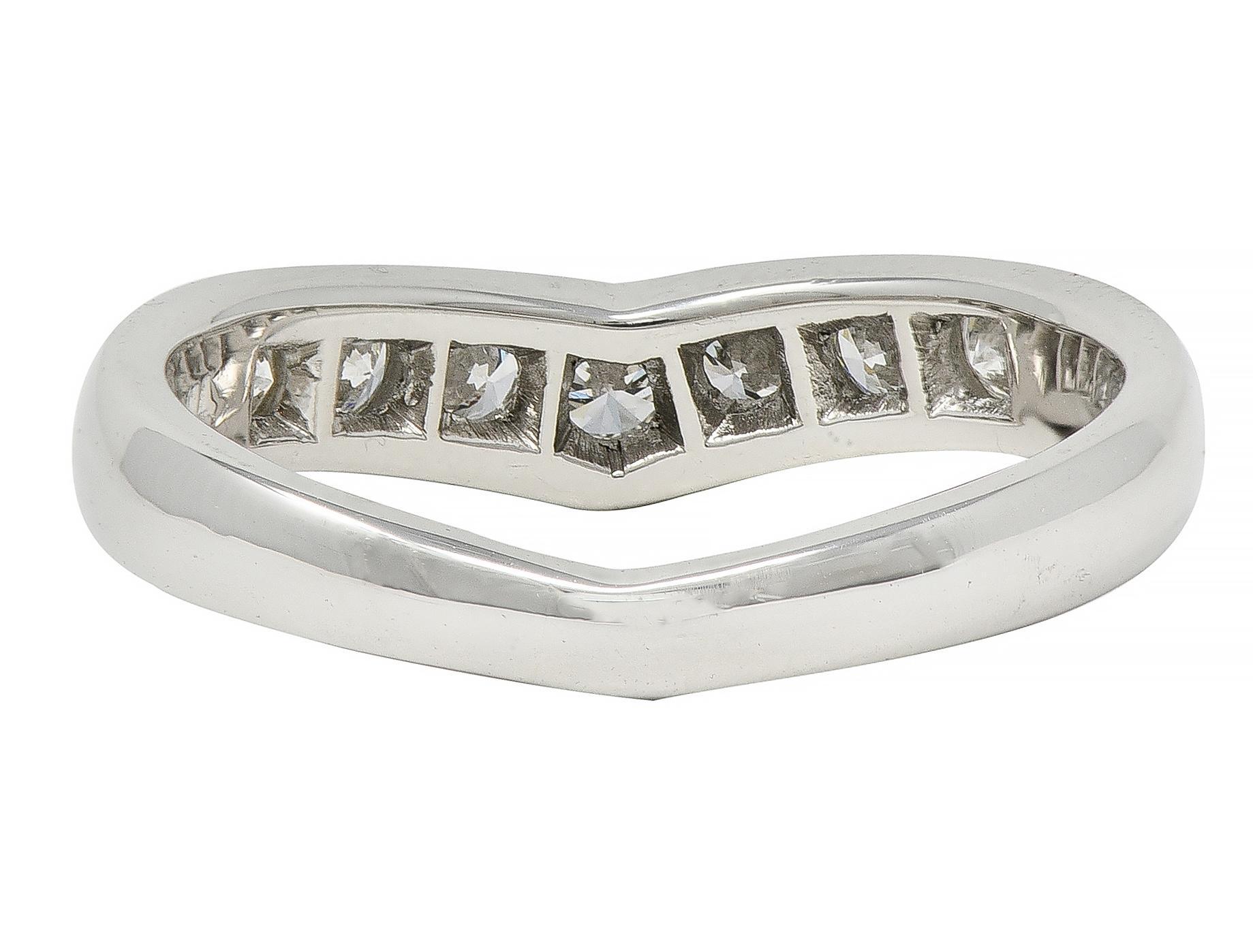 Taille brillant Tiffany & Co. Bague en V contemporaine en platine avec diamants et chevrons en vente