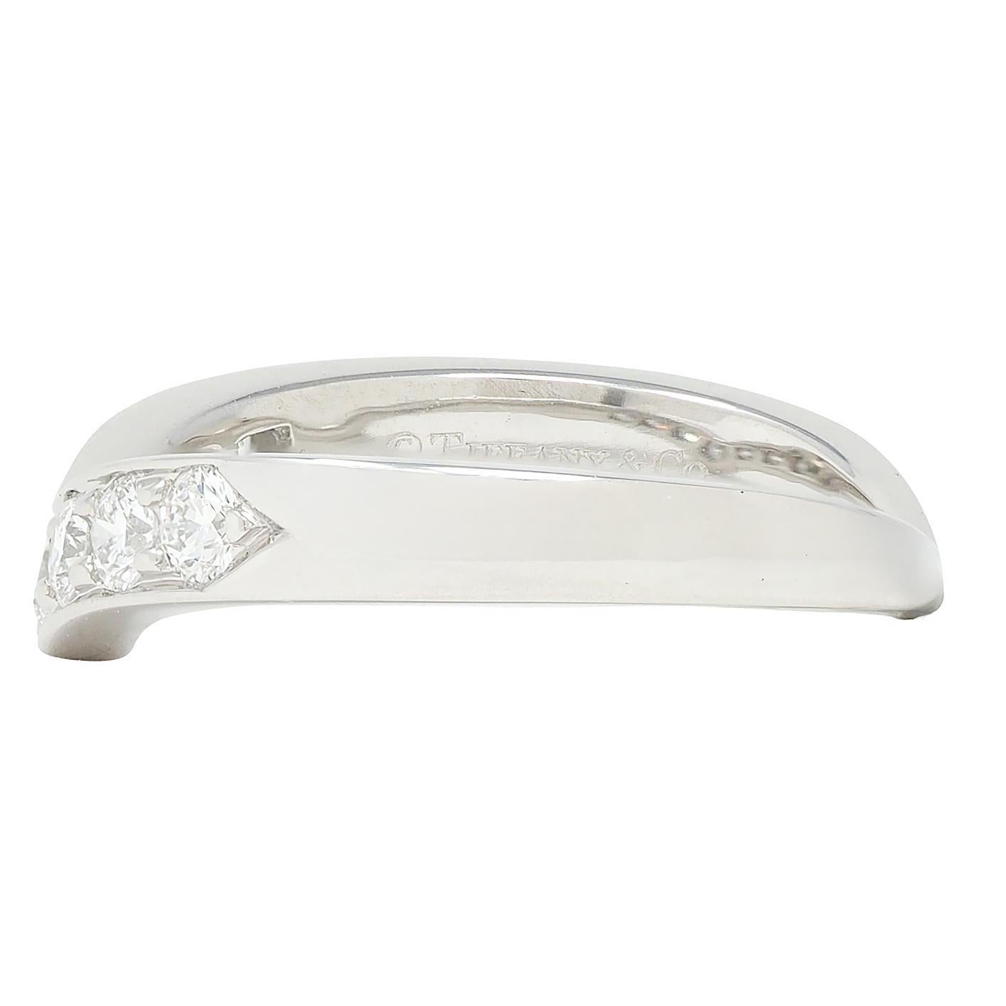 Tiffany & Co. Zeitgenössischer Diamant Platin Chevron V Band Ring im Zustand „Hervorragend“ im Angebot in Philadelphia, PA