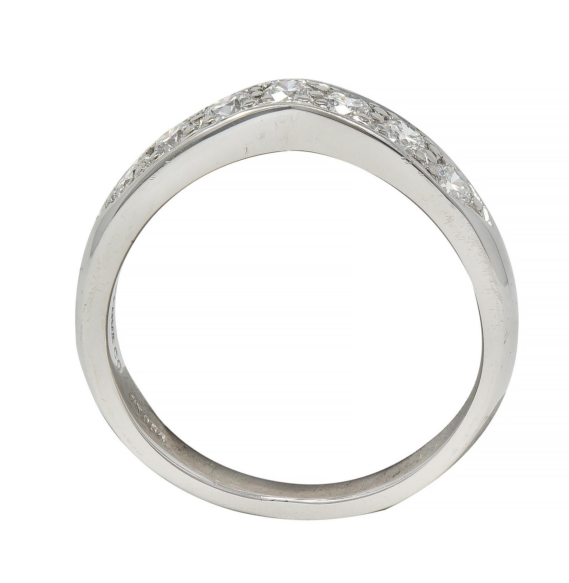Tiffany & Co. Bague en V contemporaine en platine avec diamants et chevrons en vente 2