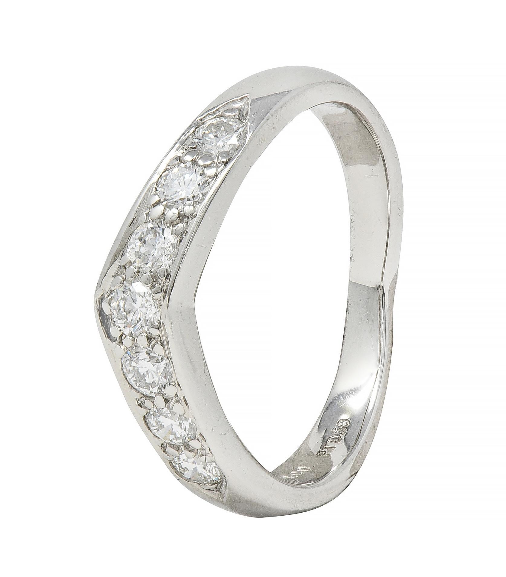 Tiffany & Co. Bague en V contemporaine en platine avec diamants et chevrons en vente 3