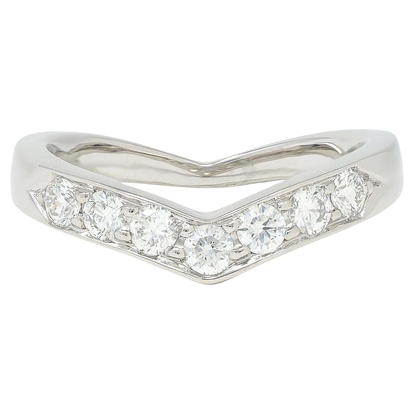 Tiffany
Co. Bague en V contemporaine en platine avec diamants et chevrons