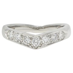 Tiffany 
Co. Zeitgenössischer Diamant Platin Chevron V Band Ring