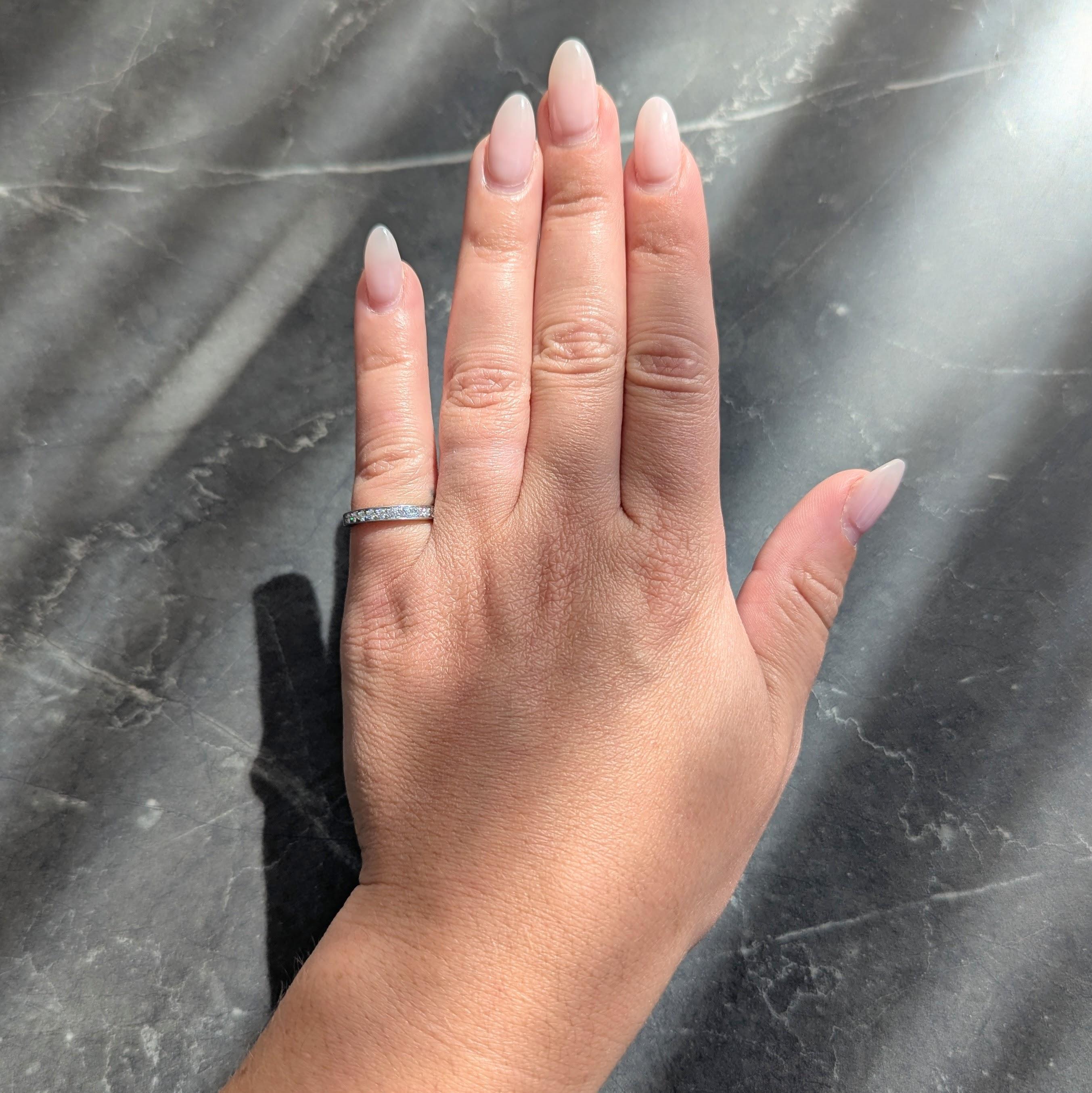 Les diamants ronds de taille brillante sont sertis sur le devant dans des canaux gradués.
D'un poids total d'environ 0,40 carat - Couleur G/H et pureté VS2
Finition polie à l'extrême
Testé comme platine
Entièrement signé pour Tiffany & Co.
Circa :