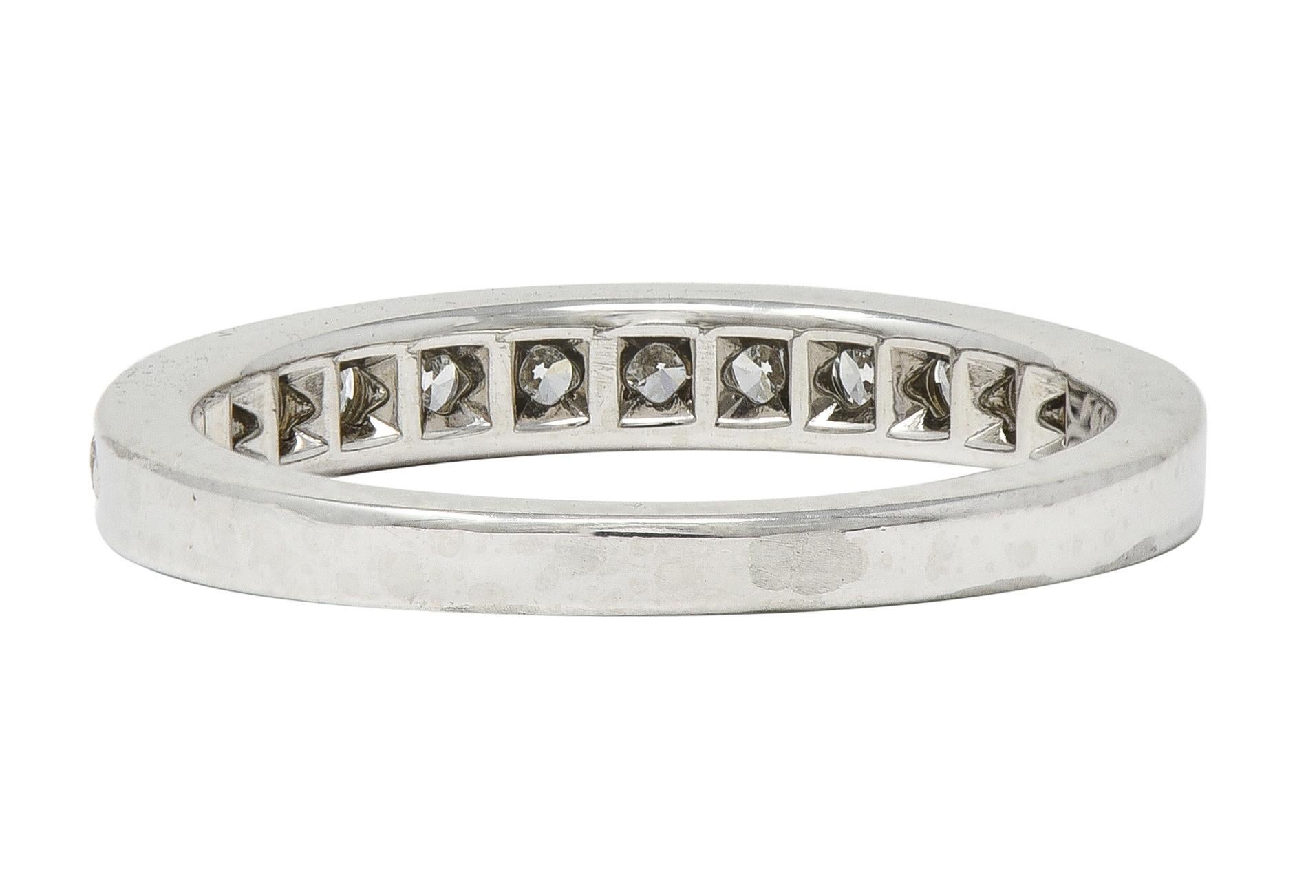 Tiffany & Co. Anneau de mariage contemporain en platine avec diamants ronds et brillants Excellent état - En vente à Philadelphia, PA