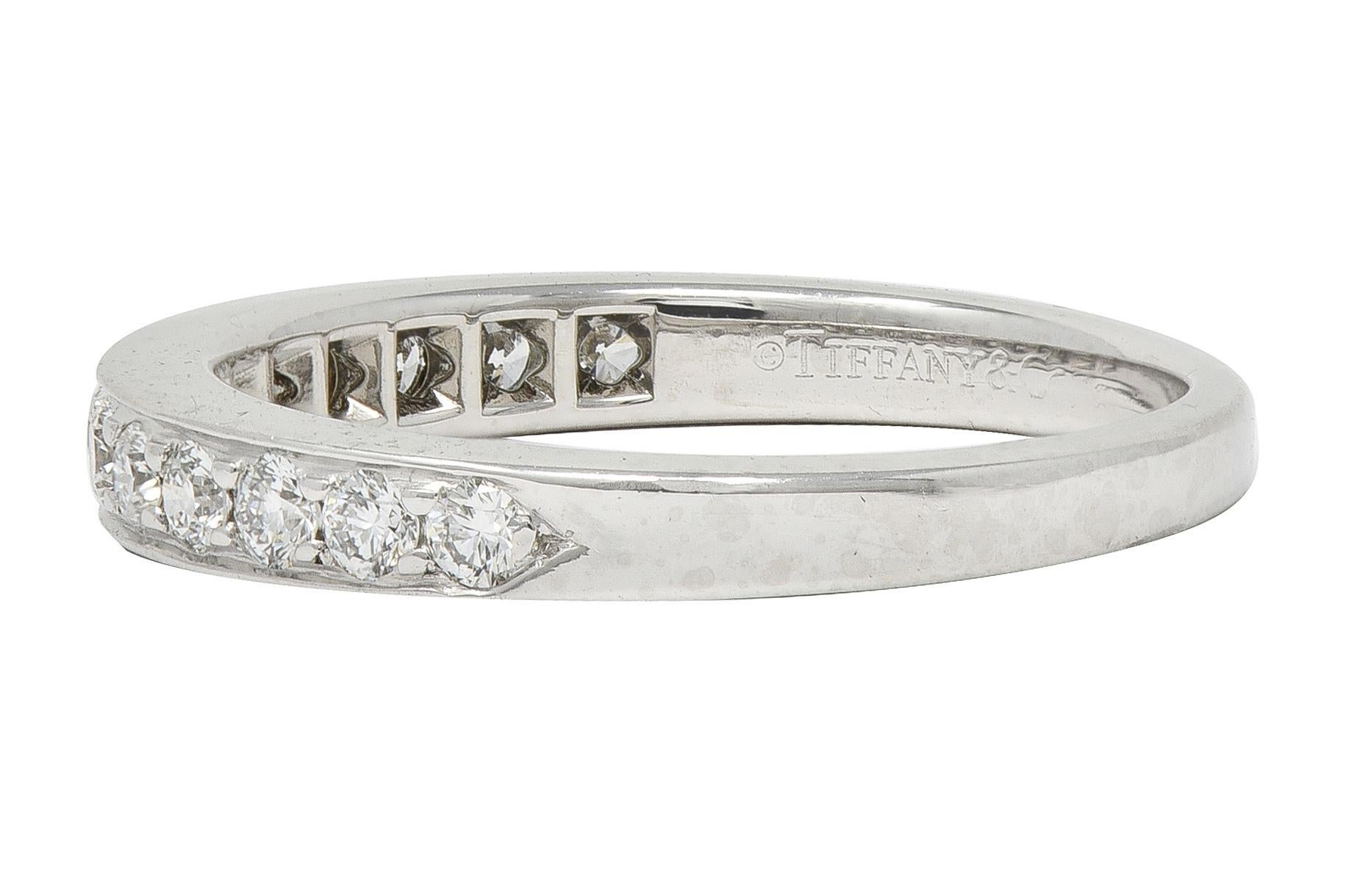 Tiffany & Co. Anneau de mariage contemporain en platine avec diamants ronds et brillants Pour femmes en vente