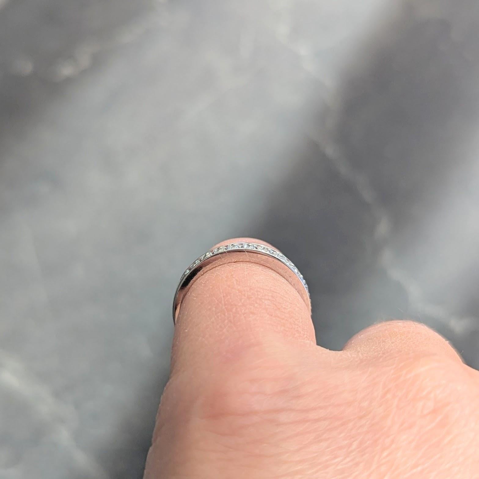 Tiffany & Co. Anneau de mariage contemporain en platine avec diamants ronds et brillants en vente 3