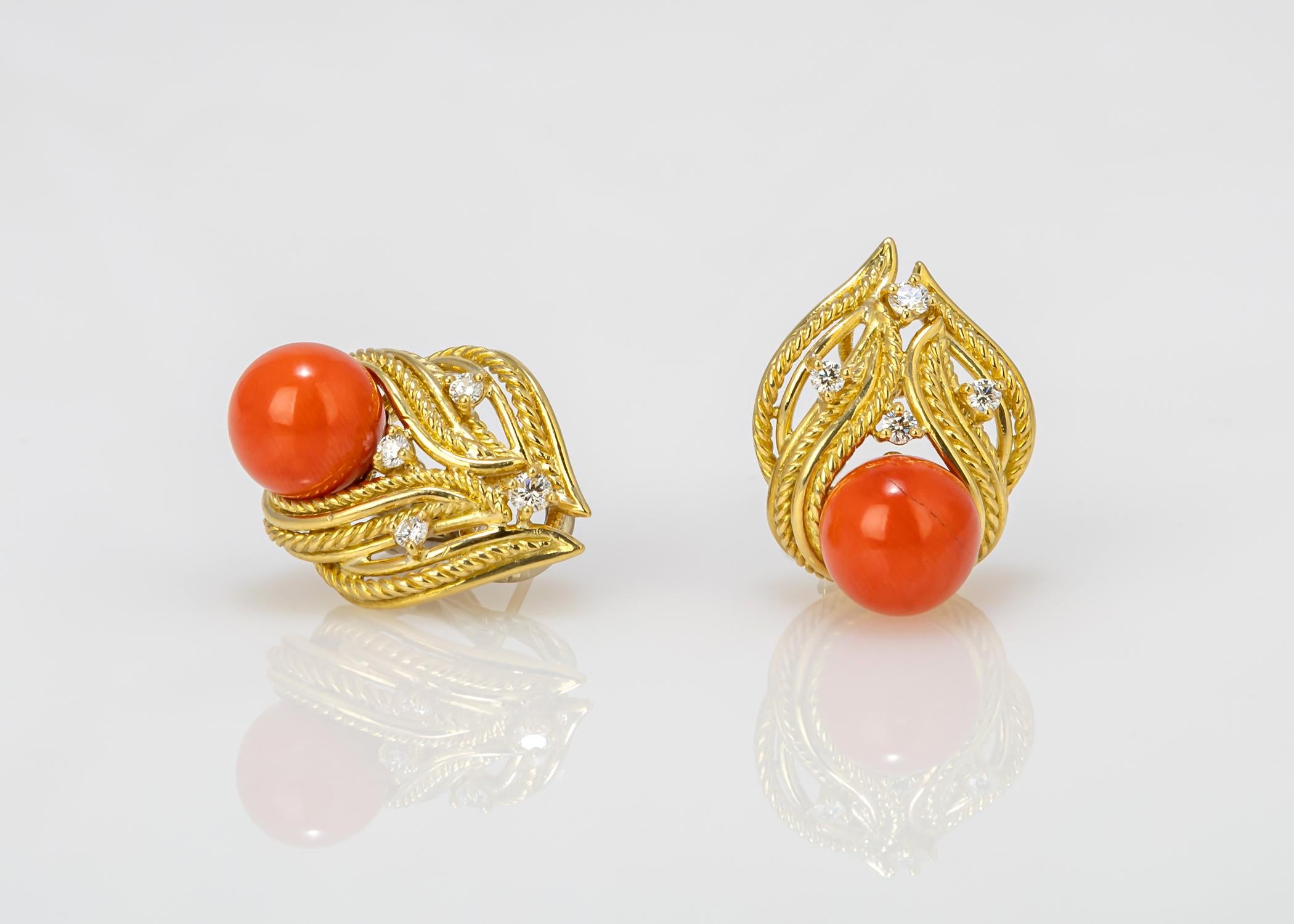 Dieses klassische Vintage-Ohrringpaar von Tiffany & Co. zeichnet sich durch eine dunkle, gesättigte orange/rote Koralle aus, die mit Diamanten im Brillantschliff akzentuiert ist. Die Details in diesem ungefähren ein jedes Paar Ohrringe ist