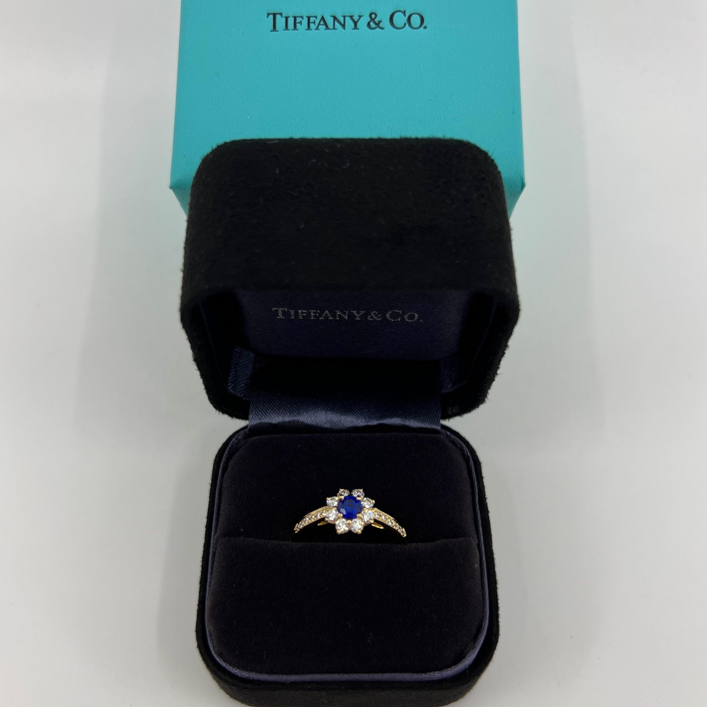 Tiffany & Co. Anello in oro giallo 18k con zaffiro rotondo blu fiordaliso e diamante a fiore 5