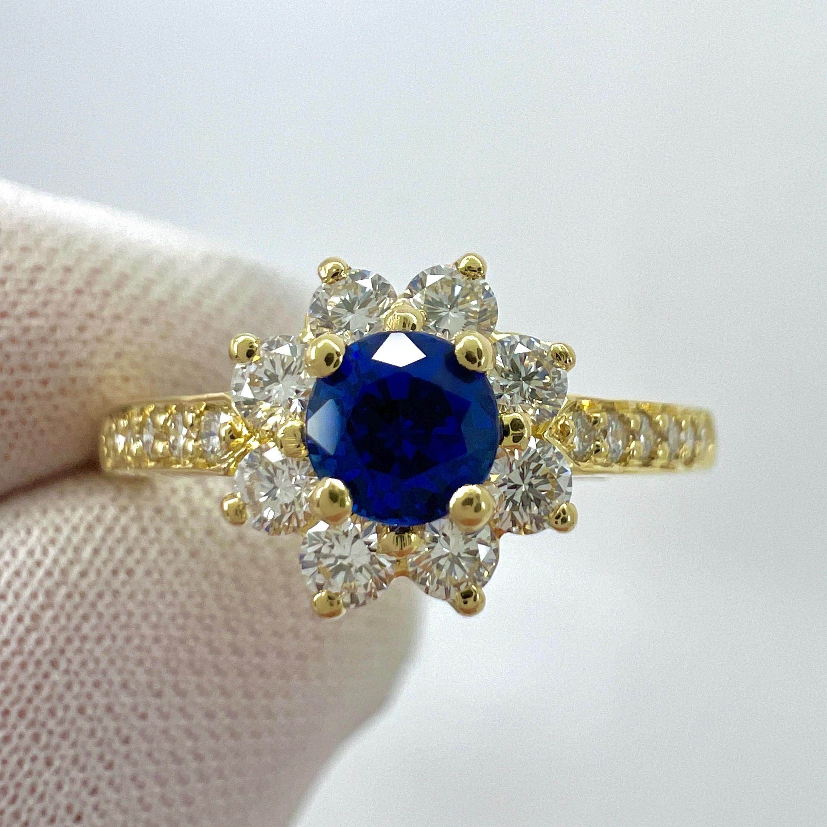 Seltene Tiffany & Co. Kornblumenblauer Saphir & Diamant Butterblume 18k Gelbgold Ring.

Ein wunderschön gearbeiteter Gelbgold-Cluster-Ring, besetzt mit einem atemberaubenden 4,1 mm (ca. 0,35ct) lebhaften kornblumenblauen Saphir im Rundschliff.