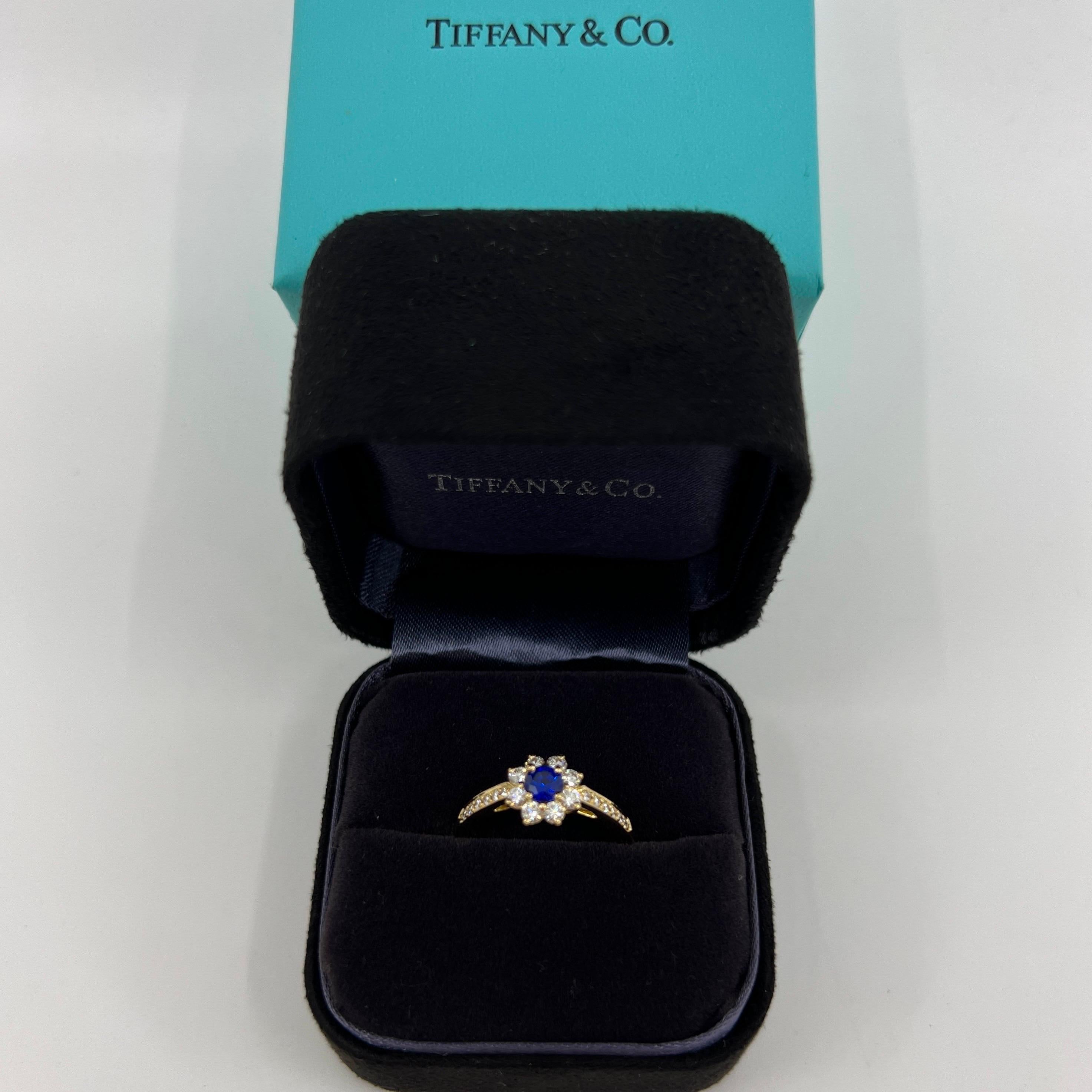 Tiffany & Co. Kornblumenblauer runder Saphir Diamant Blume 18k Gelbgold Ring (Rundschliff) im Angebot