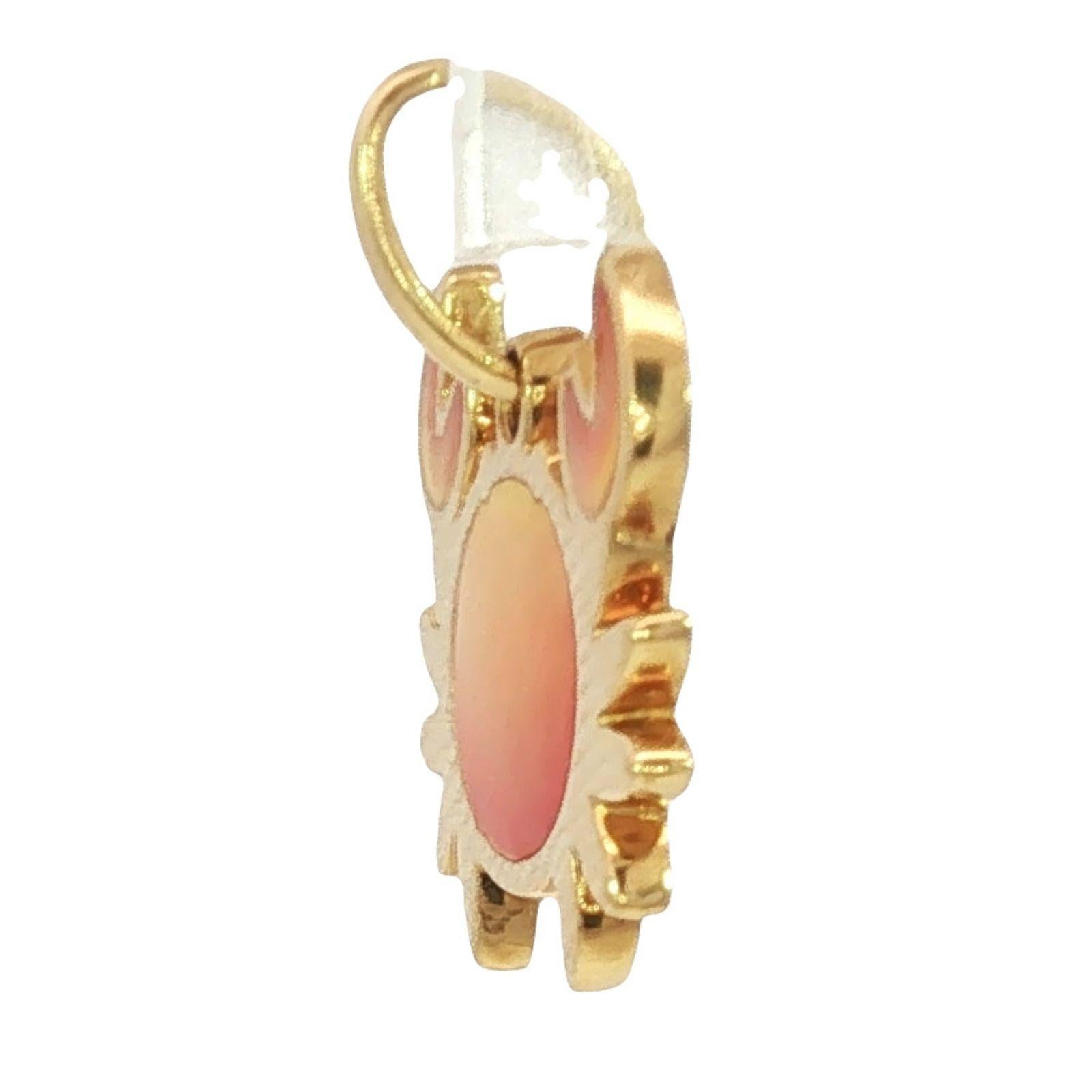 Tiffany & Co. Pendentif français en or jaune 18K avec breloque crabe RARE

Cette charmante pièce de Tiffany & Co. Le pendentif à breloques en forme de crabe est une pièce délicieuse pour tout amateur de bijoux. Réalisé en or jaune 18 carats, le