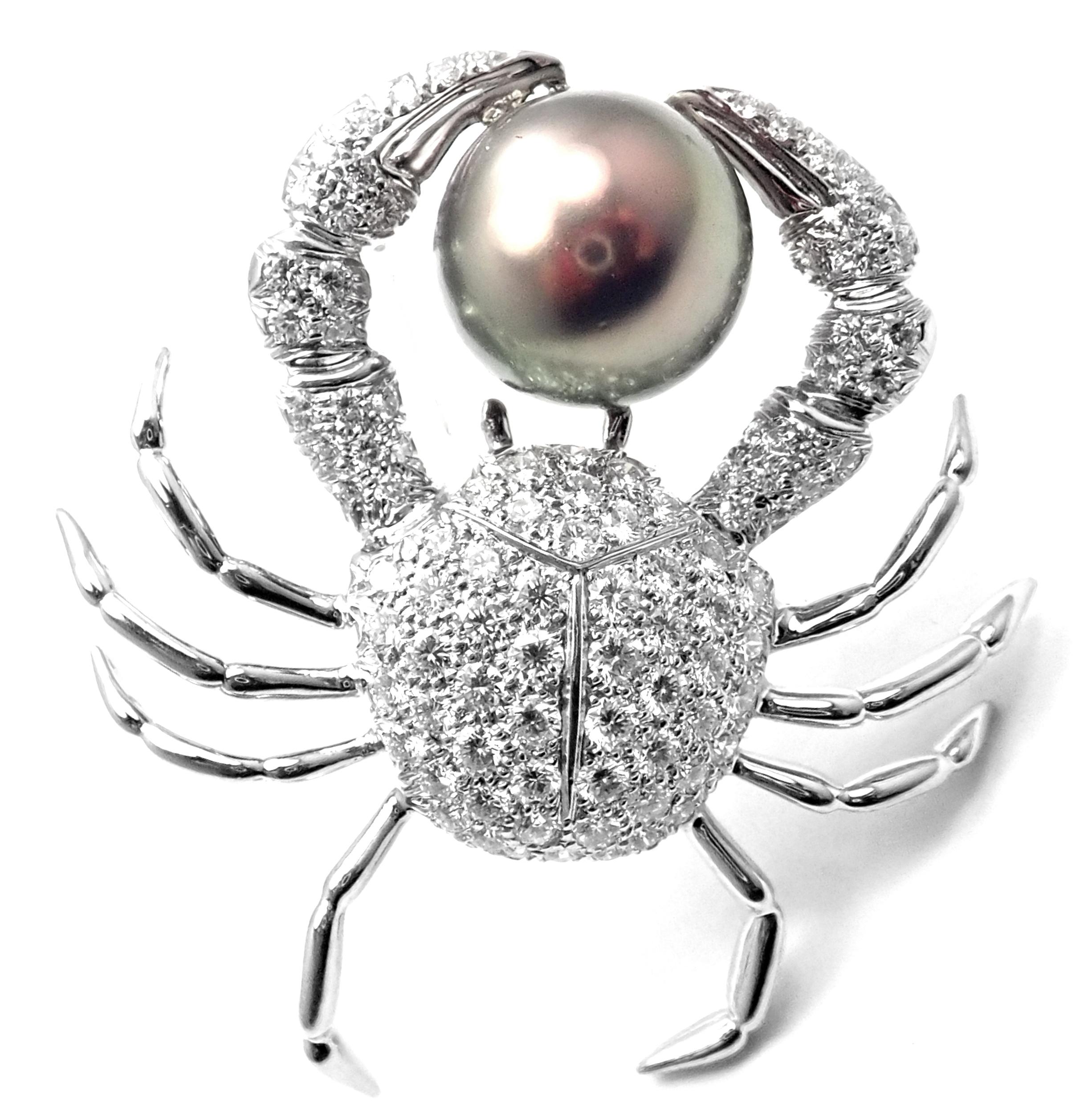 Broche crabe en platine, diamant et perle de Tahiti de Tiffany & Co.
Avec des diamants ronds de taille brillante de pureté VS1 et de couleur E. Poids total d'environ 2,70 ct
1 grande perle grise de Tahiti 14.5mm
Détails : 
Mesures : 1 3/4