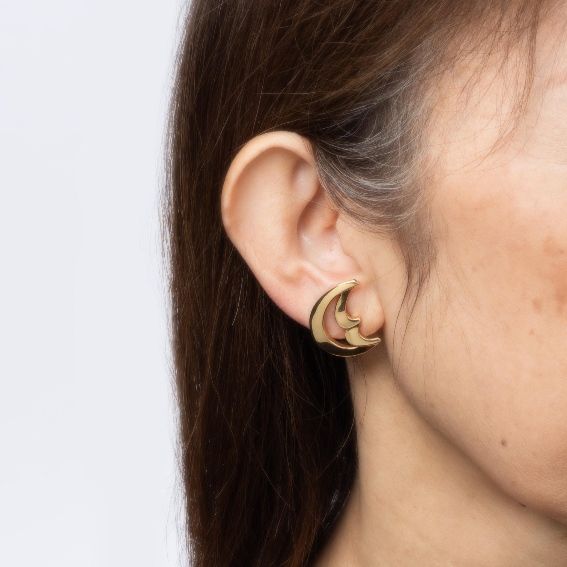 Tiffany & Co Crescent Moon Earrings Paloma Picasso Vintage 18k Gold Clip On In Good Condition For Sale In Torrance, CA