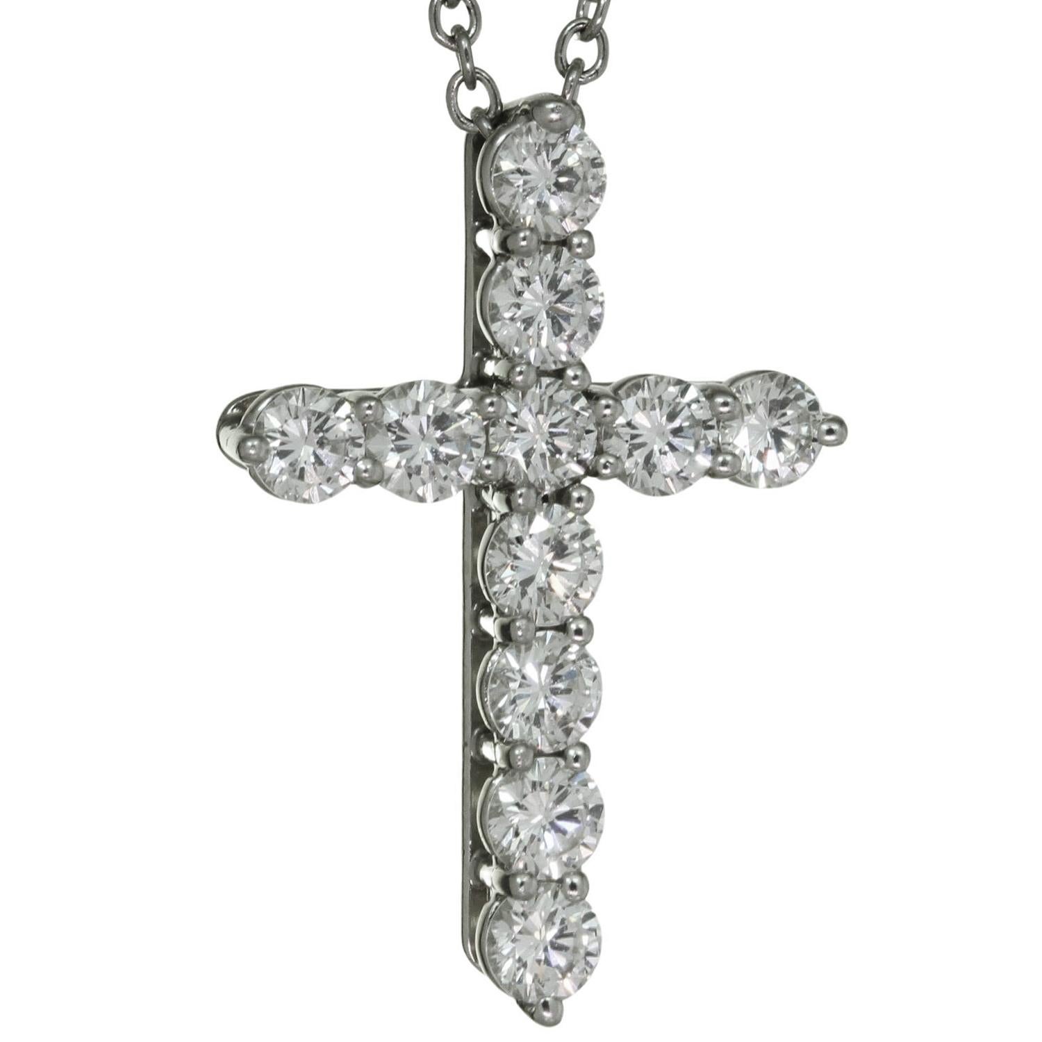 Taille brillant TIFFANY & CO. Collier pendentif croix en platine en vente