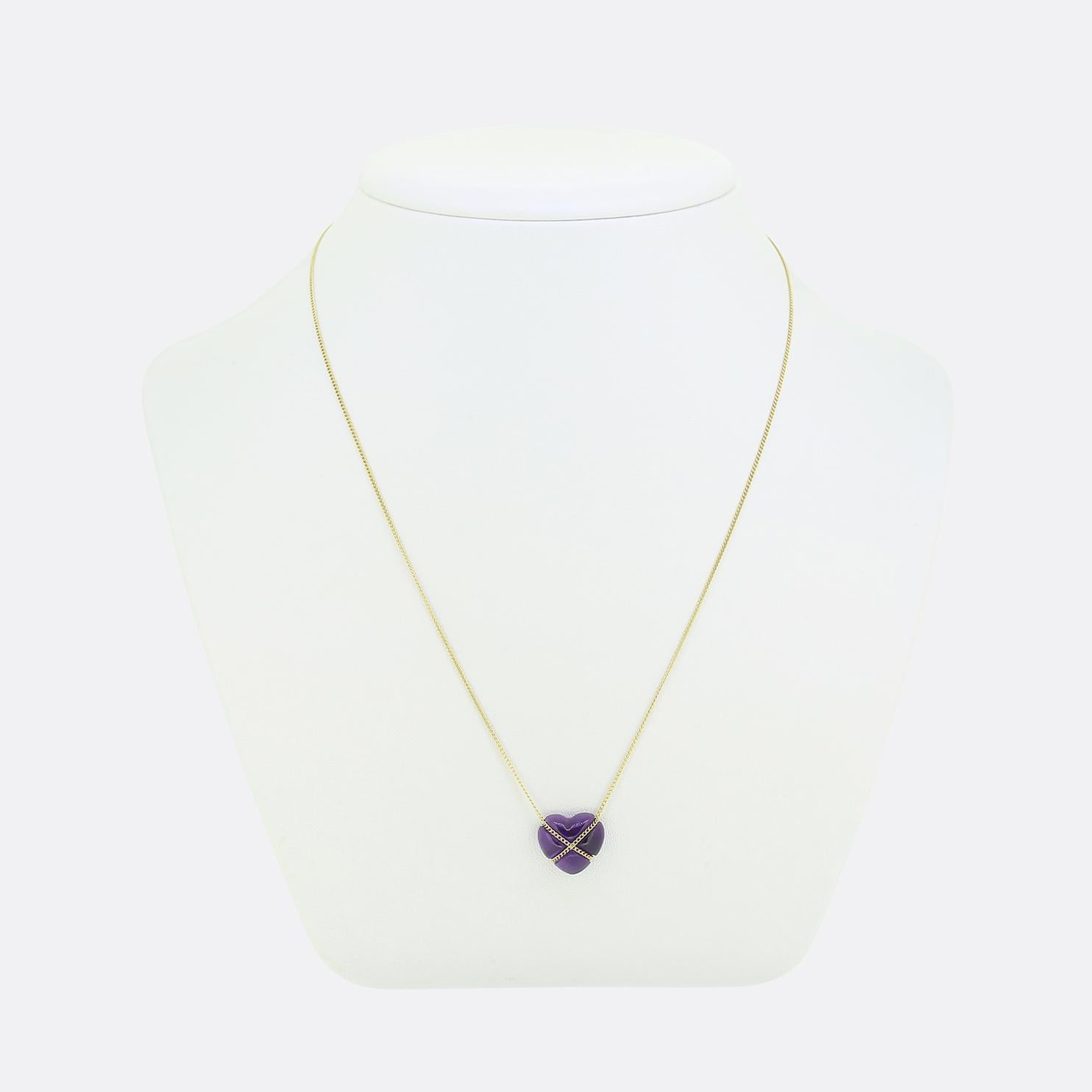Hier haben wir eine bezaubernde Halskette von dem weltbekannten Schmuckdesigner Tiffany & Co. Im Mittelpunkt steht ein fachmännisch geschnitzter, herzförmiger Cabochon-Amethyst, der einen tief violetten Farbton aufweist. Dieser Schmuckstein ist