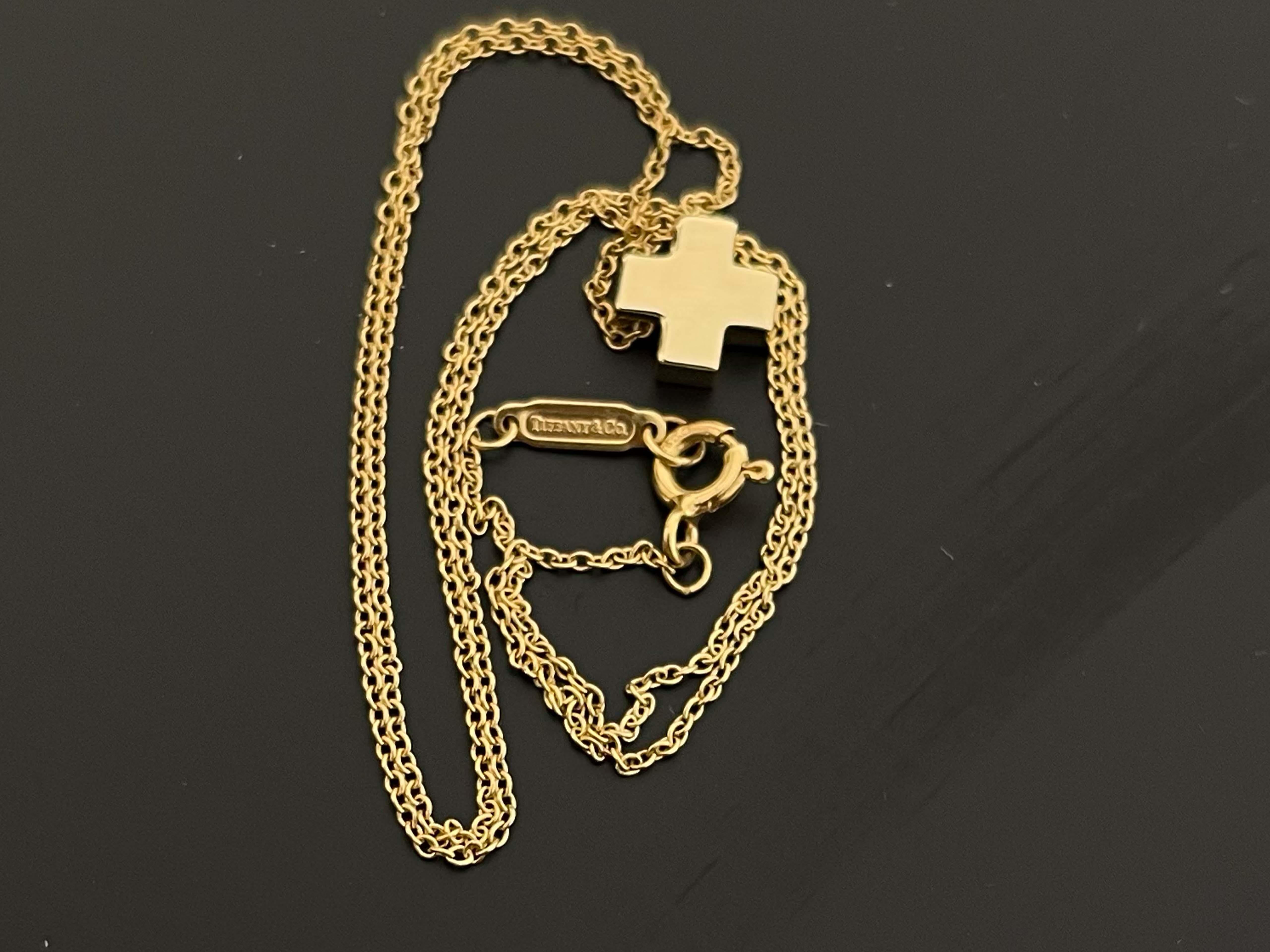 Tiffany & Co. Kreuz-Anhänger und Kette, 18 Karat Gelbgold 1