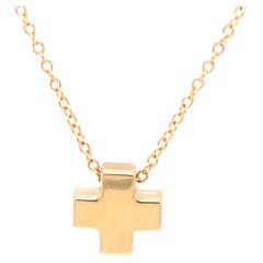 Tiffany & Co. Pendentif et chaîne en forme de croix en or jaune 18 carats