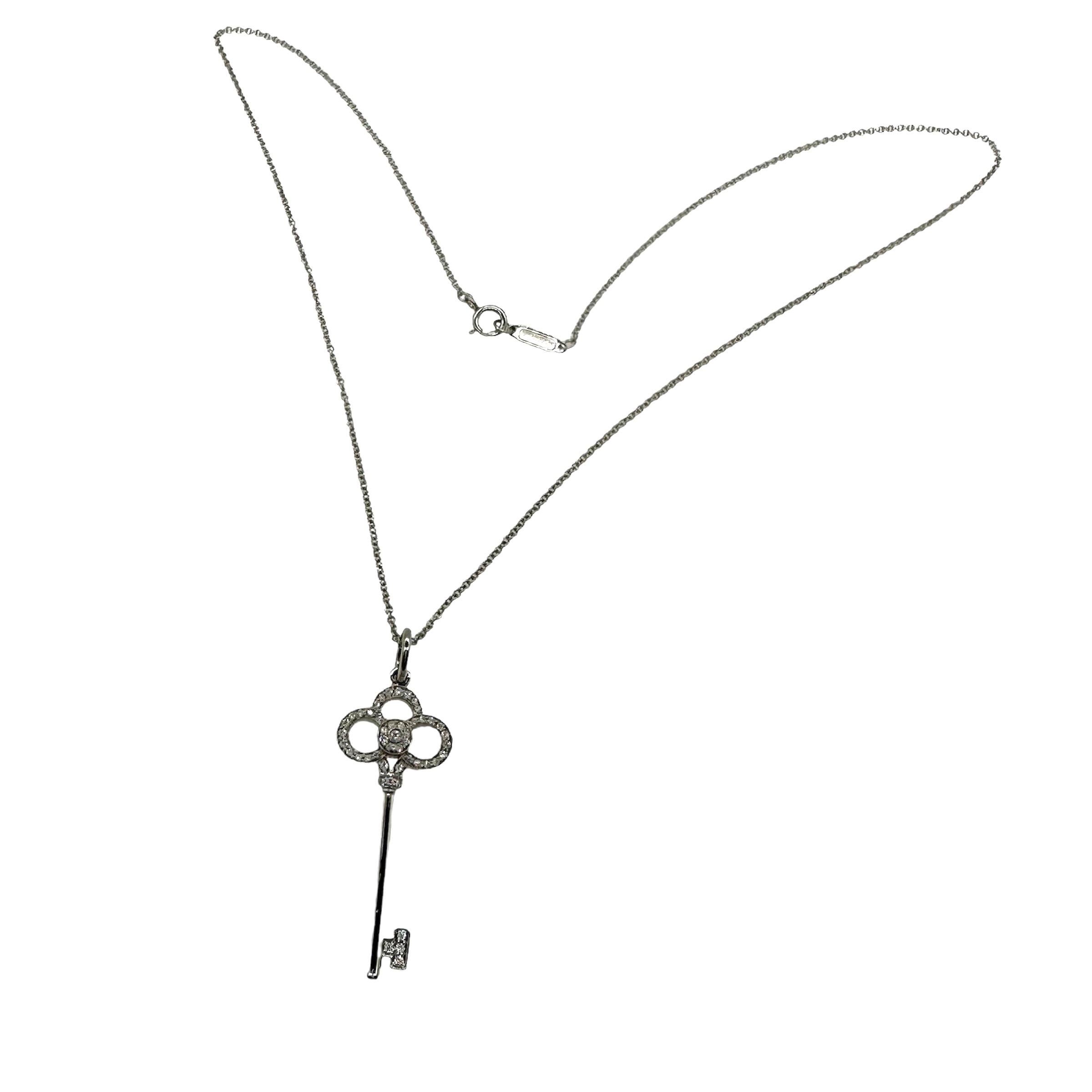 Tiffany & Co. Collier avec pendentif en diamant et clé de la couronne en or blanc 18kt en vente 7
