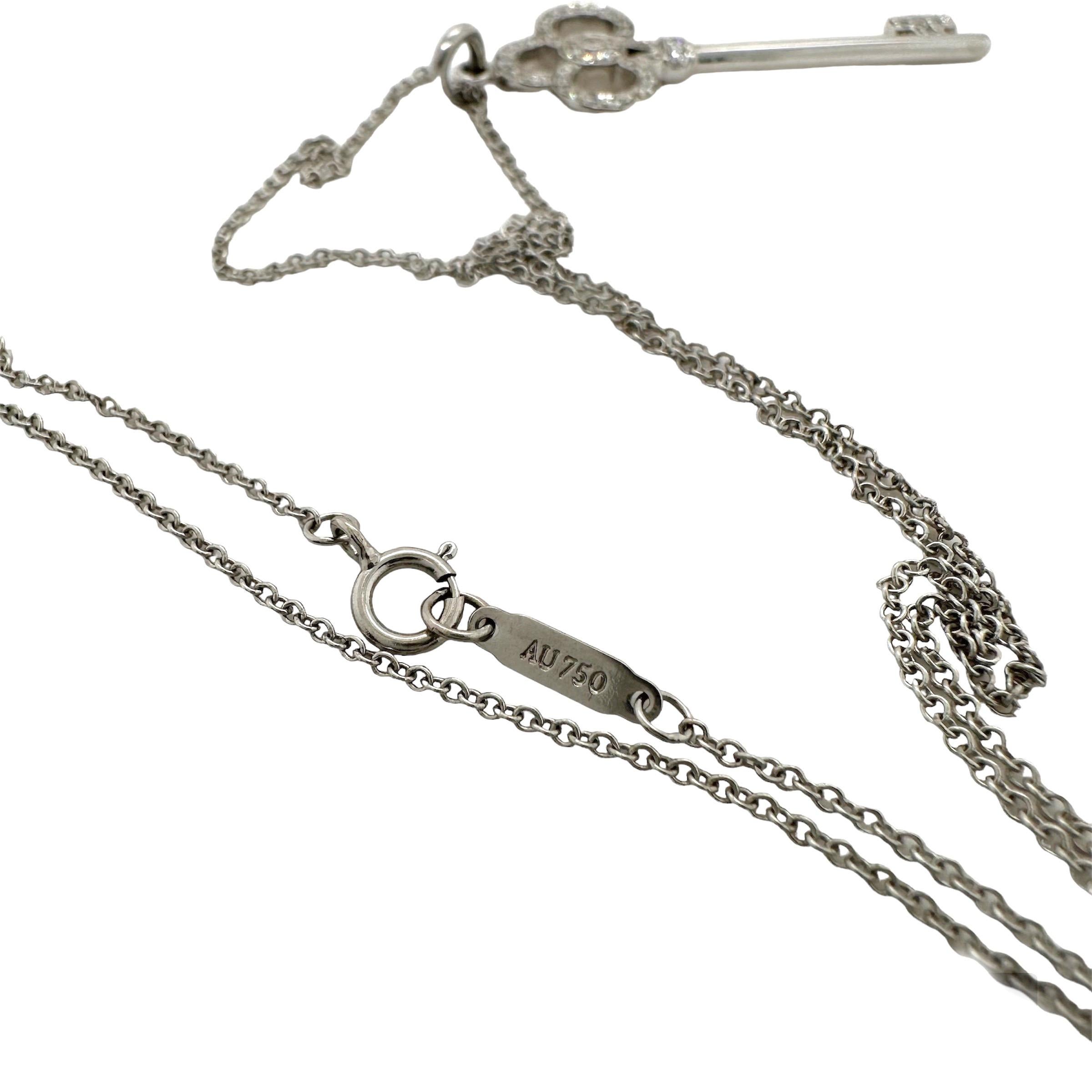 Tiffany & Co. Collier avec pendentif en diamant et clé de la couronne en or blanc 18kt en vente 9