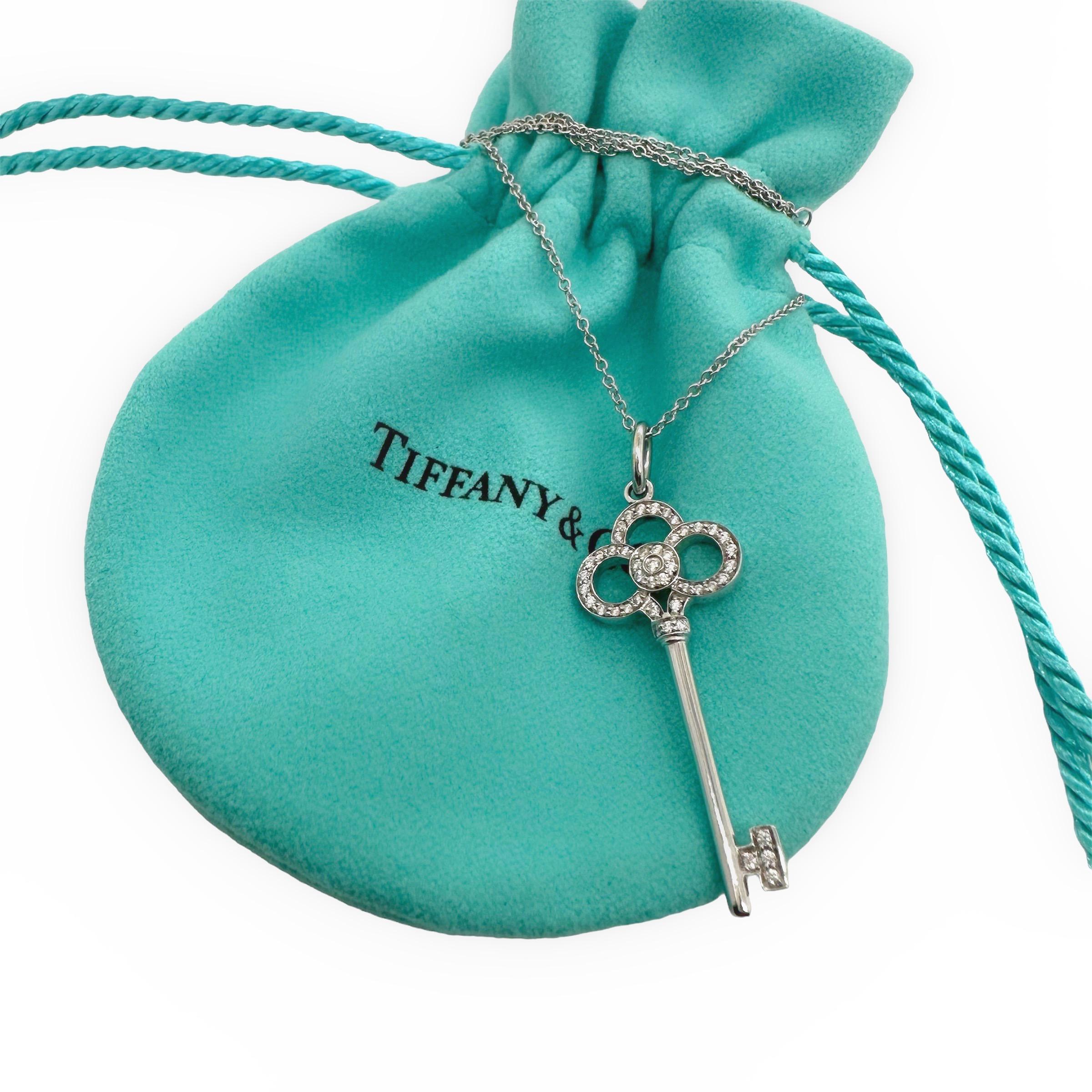 Tiffany & Co. Collier avec pendentif en diamant et clé de la couronne en or blanc 18kt en vente 11