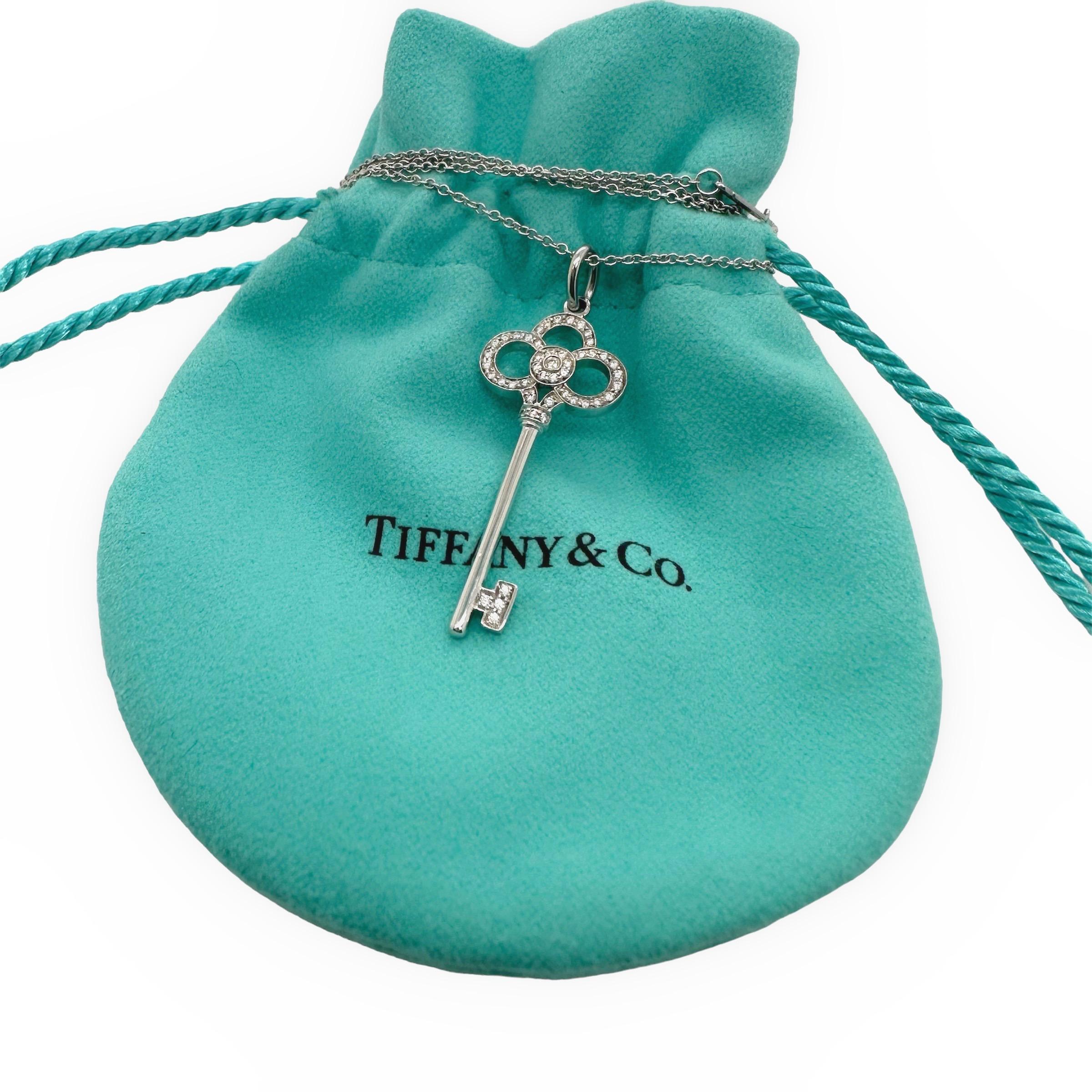Taille ronde Tiffany & Co. Collier avec pendentif en diamant et clé de la couronne en or blanc 18kt en vente