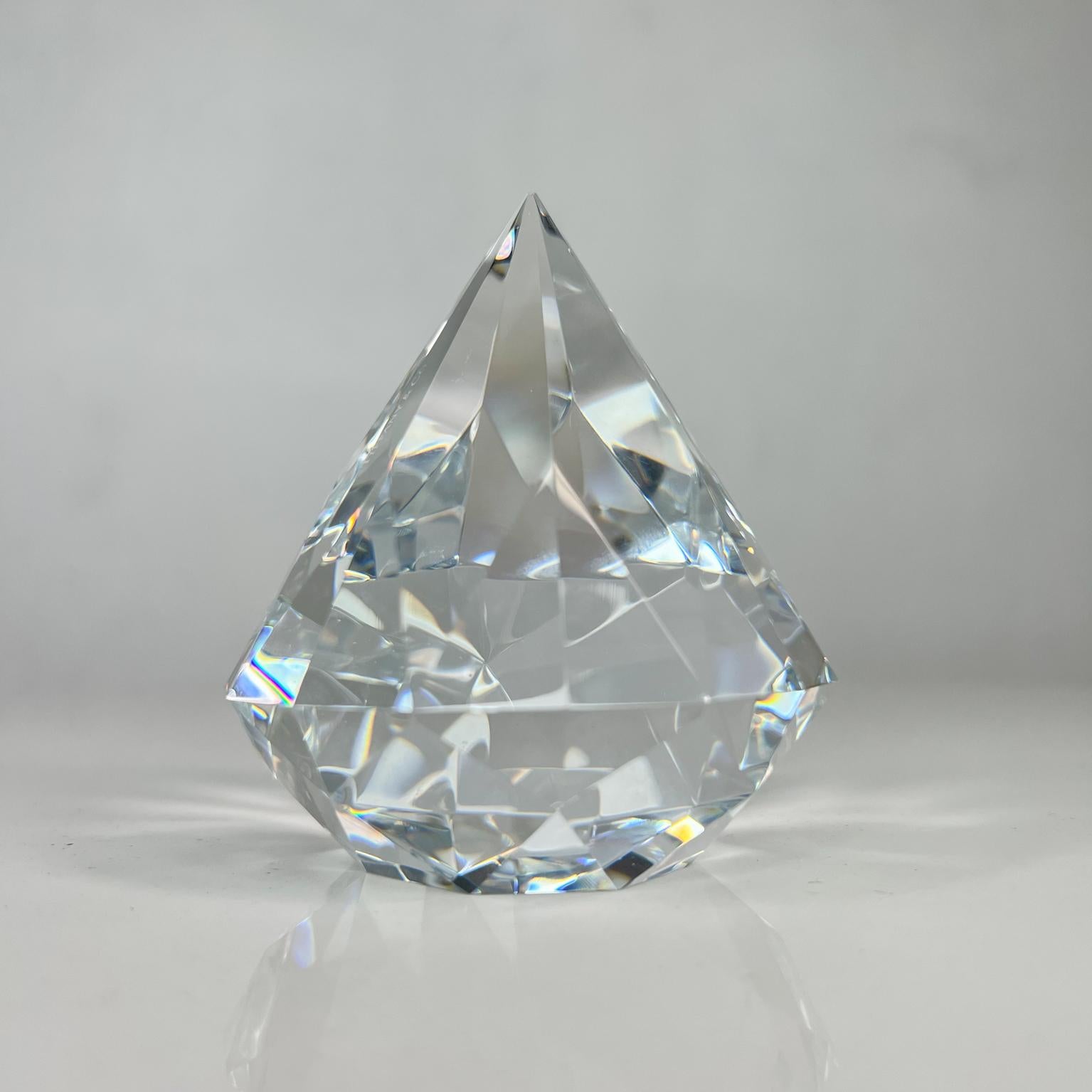 Paperweight.
Tiffany & Co Crystal Art Glass diamond paperweight sculpture
approximately 4 Hx 3.5
Signed by Tiffany and Co.
Preowned original good vintage condition.
Refer to images provided.

