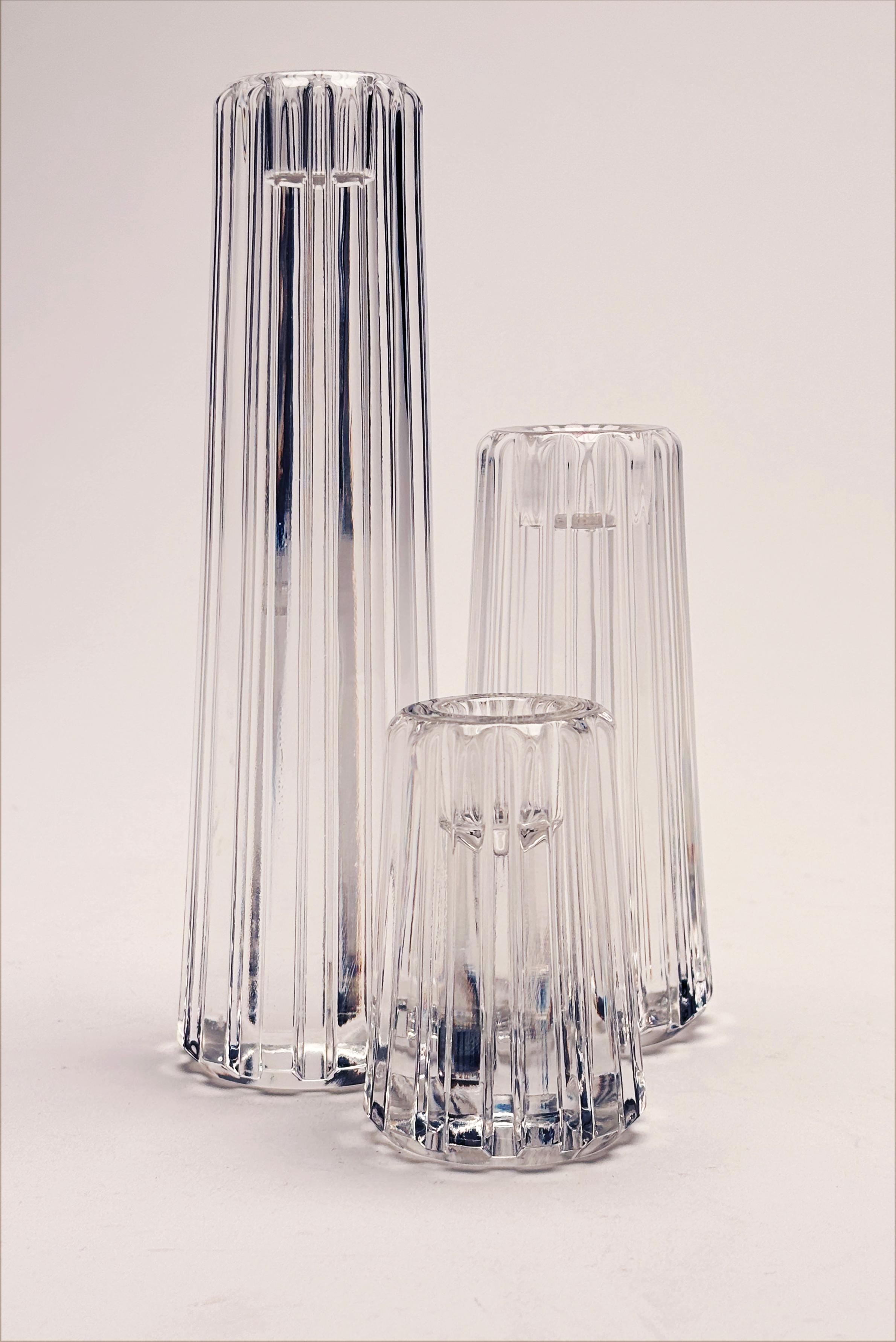 Questi tre eleganti bastoncini per candele in cristallo in stile Art Nouveau sono stati creati da Tiffany & Co. alla fine del XX secolo. Il loro design elegante e semplice riflette il marchio Tiffany in modo così bello e appropriato. Grazie al loro