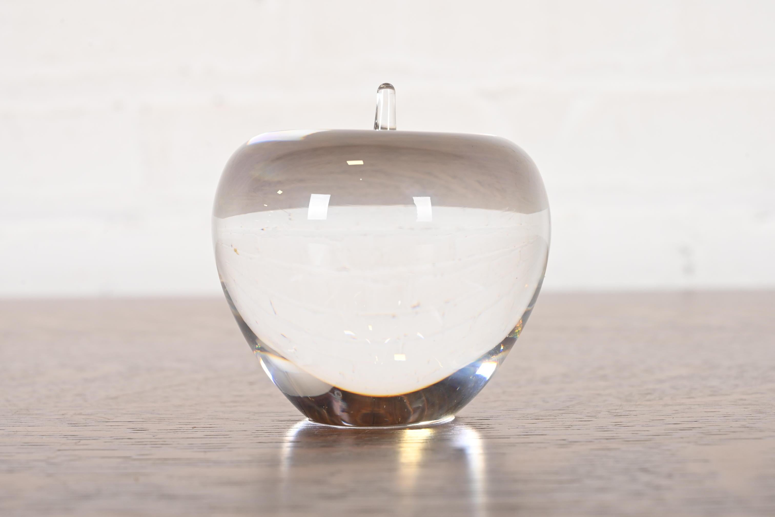 Moderne Tiffany & Co. Presse-papier en cristal de pomme en vente