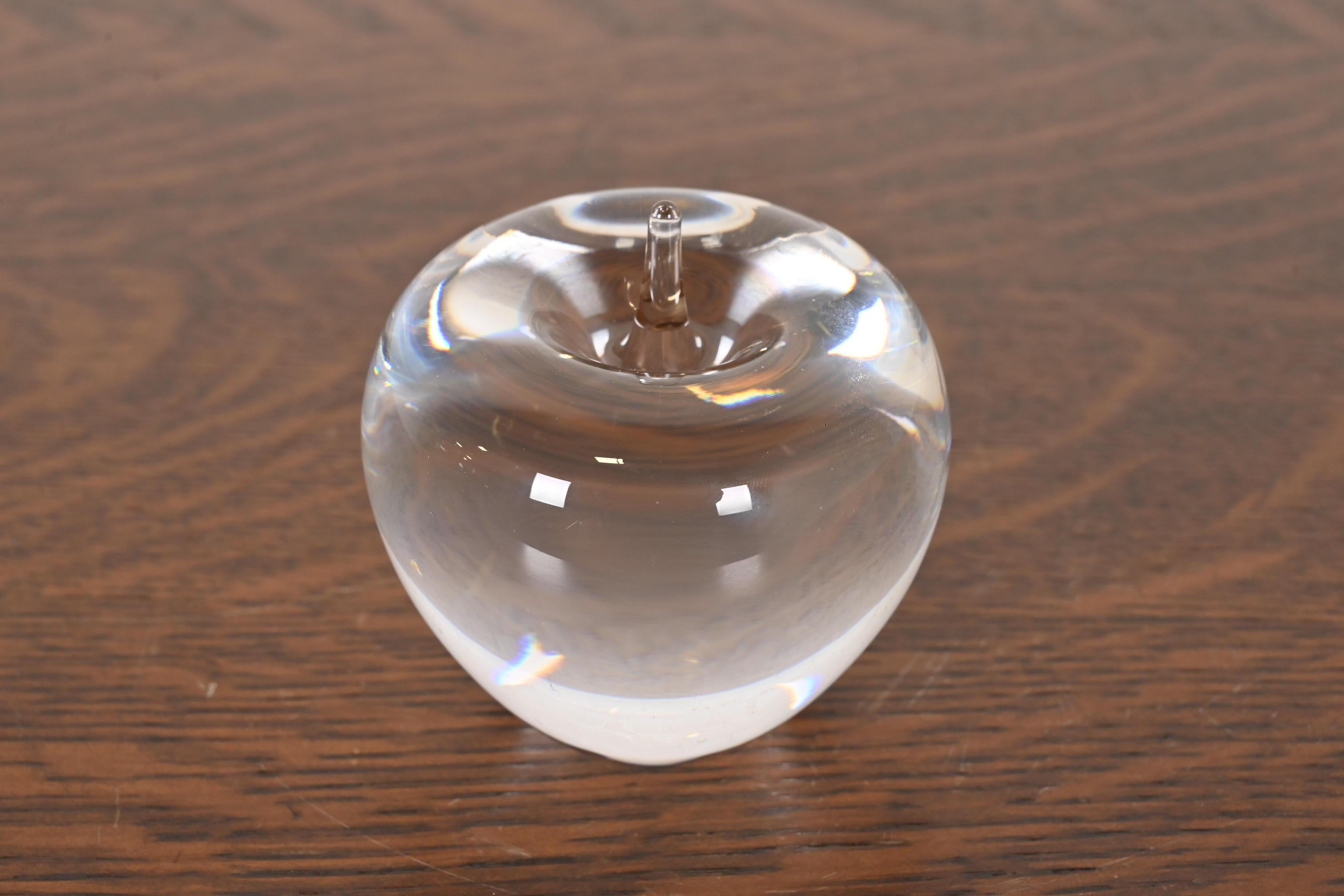 Américain Tiffany & Co. Presse-papier en cristal de pomme en vente