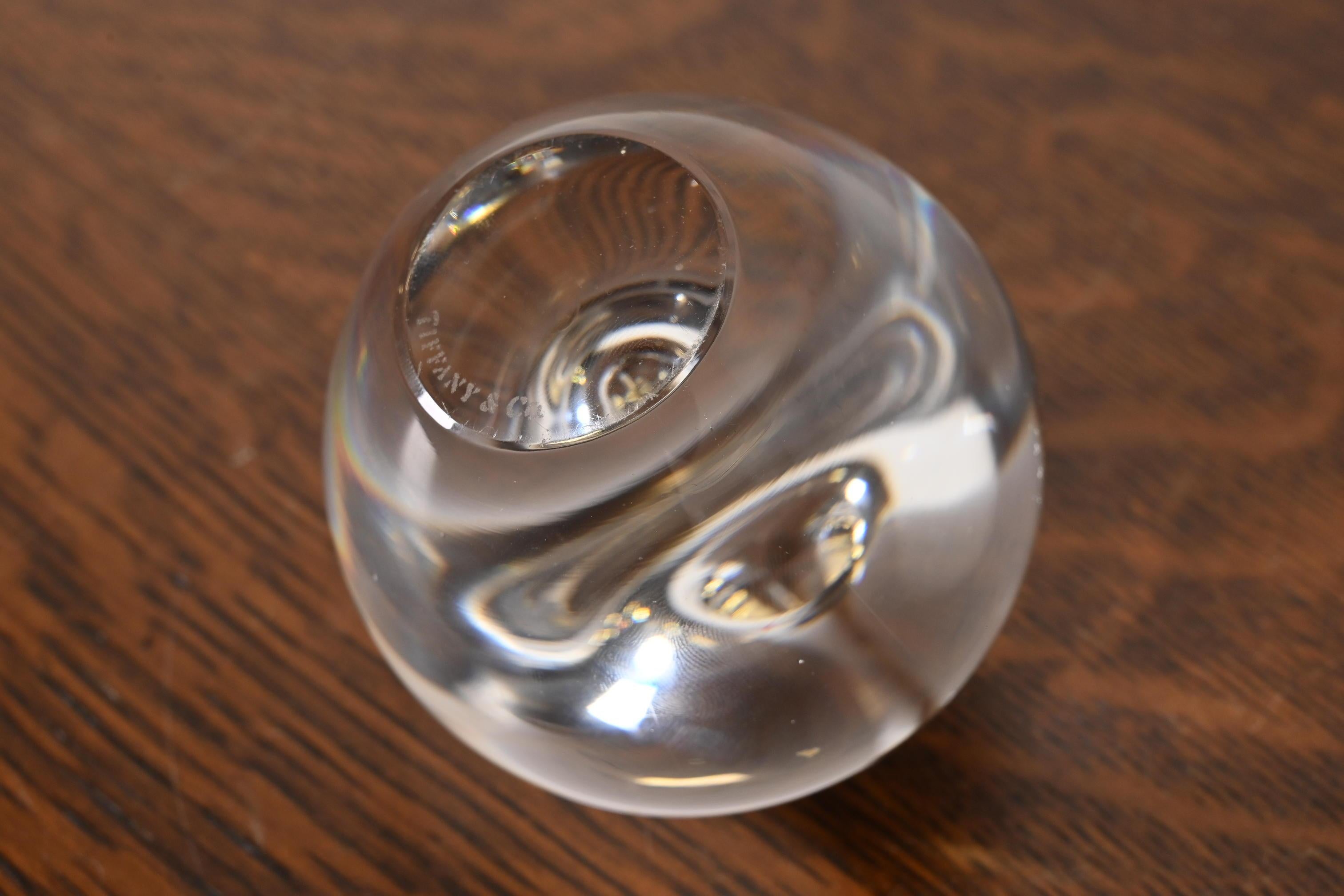 Cristal Tiffany & Co. Presse-papier en cristal de pomme en vente