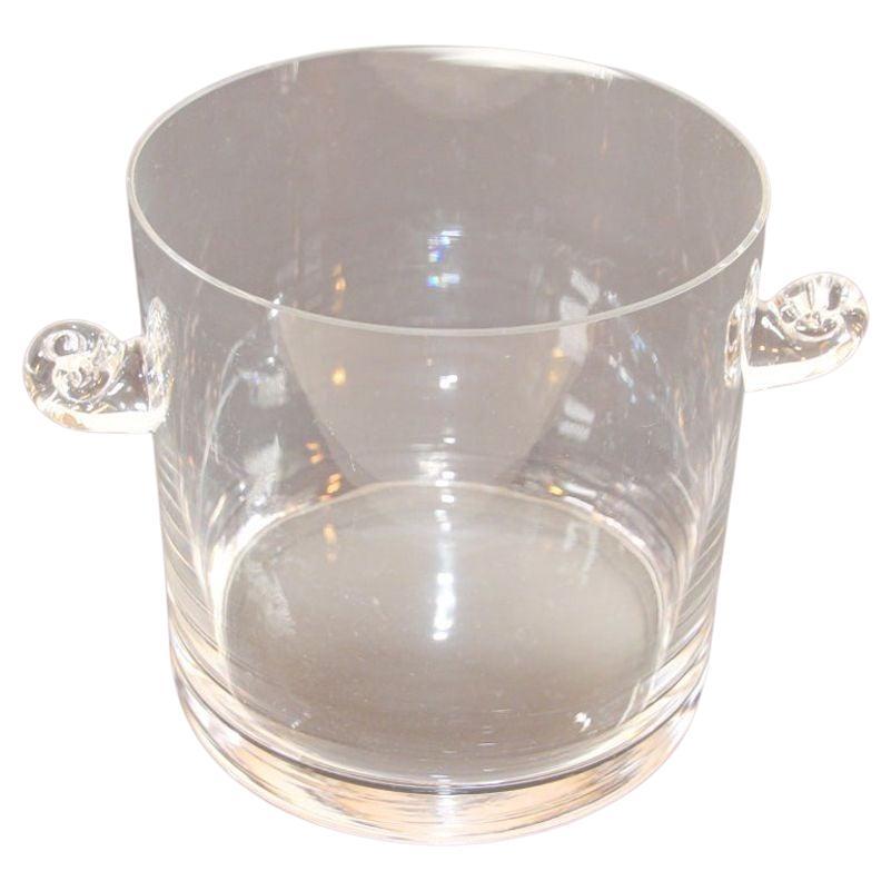 Seau à glace pour champagne en cristal clair de Tiffany & Co de forme cylindrique avec des poignées à volutes.
Très grand, il pourrait être utilisé comme refroidisseur de champagne ou de vin.
Ajoutez un peu de glamour à votre bar ou à votre chariot