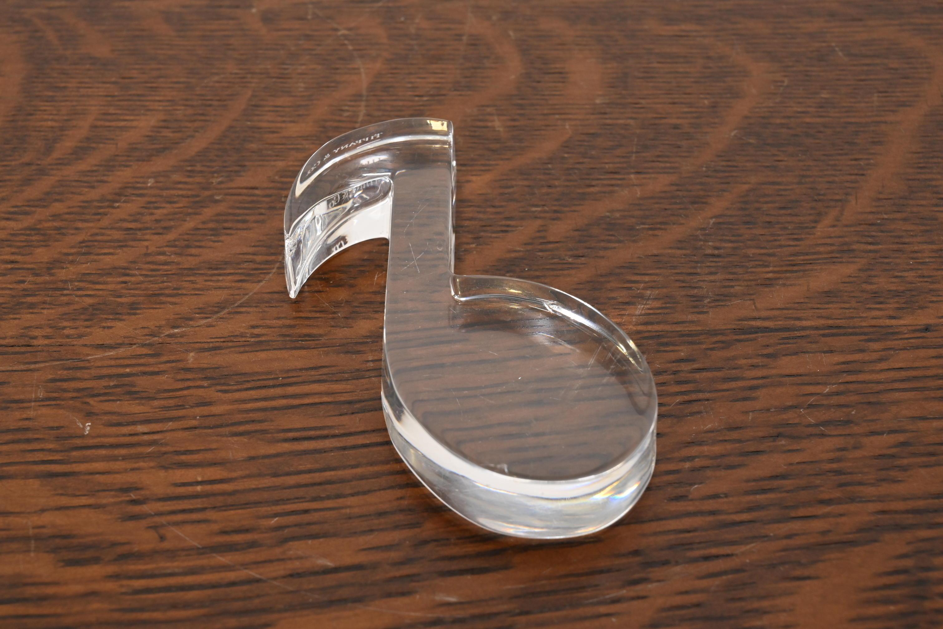 Ein wunderschöner Briefbeschwerer für Musiknoten aus Kristallglas

Von Tiffany und Co.

USA, Ende des 20. Jahrhunderts

Maße: 3 