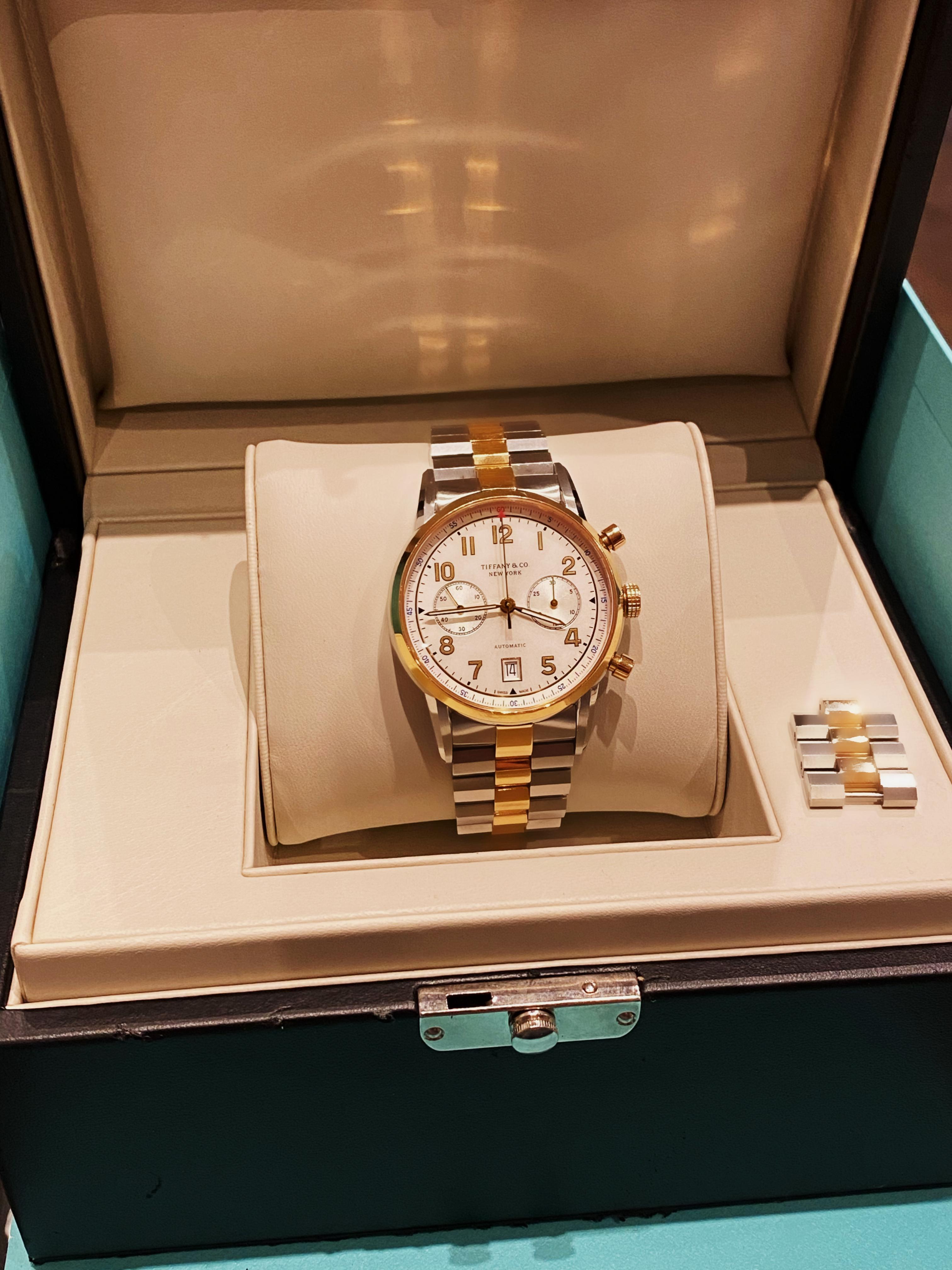 Cette belle et rare pièce d'horlogerie bicolore pour hommes est 
un Tiffany & Co CT60 Chronograph ref 36813865 polyvalent, 
réalisée en or rose 18 carats et en acier inoxydable

Il présente les caractéristiques suivantes 

Boîtier bicolore en or